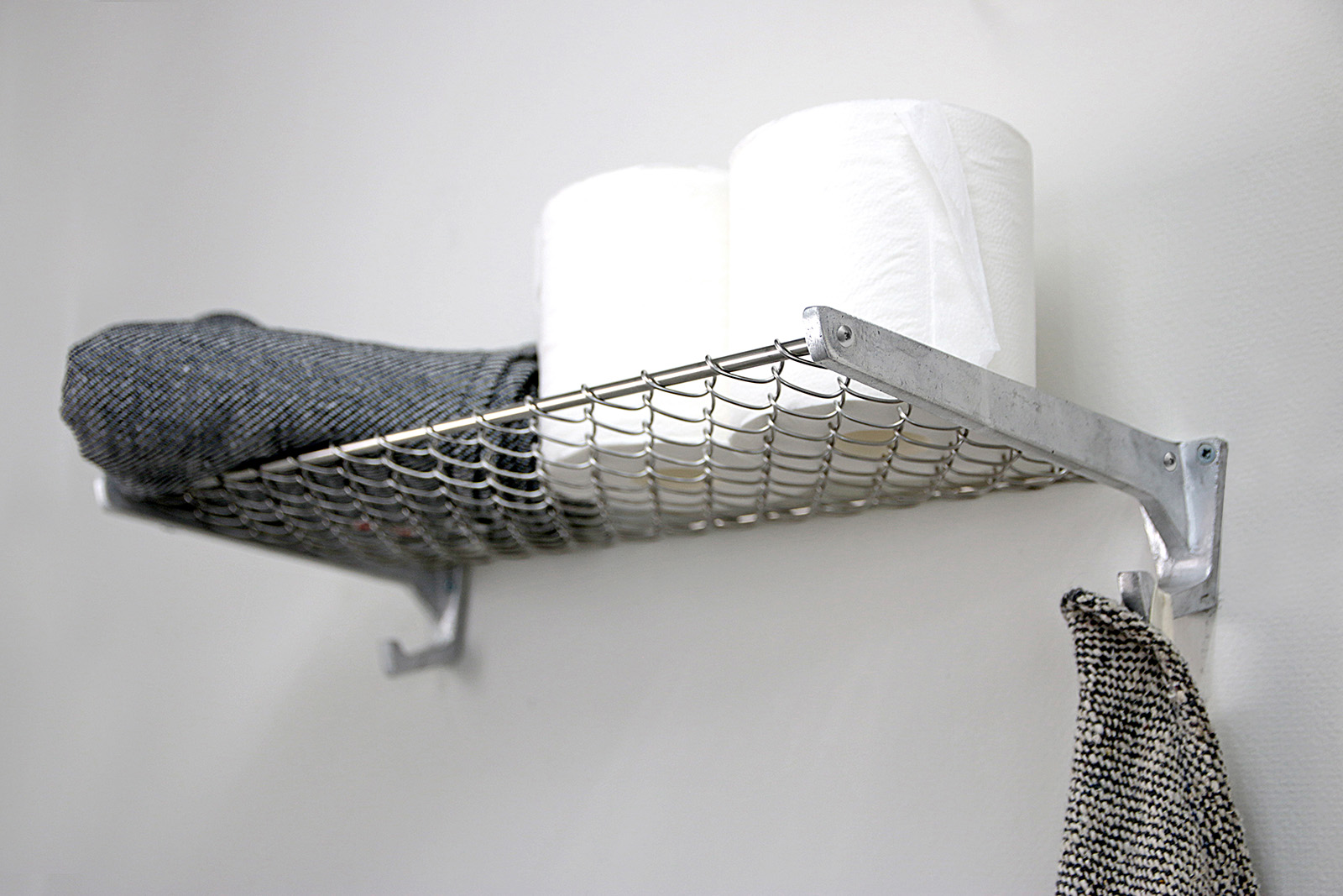 ワイヤーラック アルミ W695 SF-RK002-04-G141 フック部分にタオルを掛けたりしてトイレなどにもおすすめ（写真はW495タイプ）