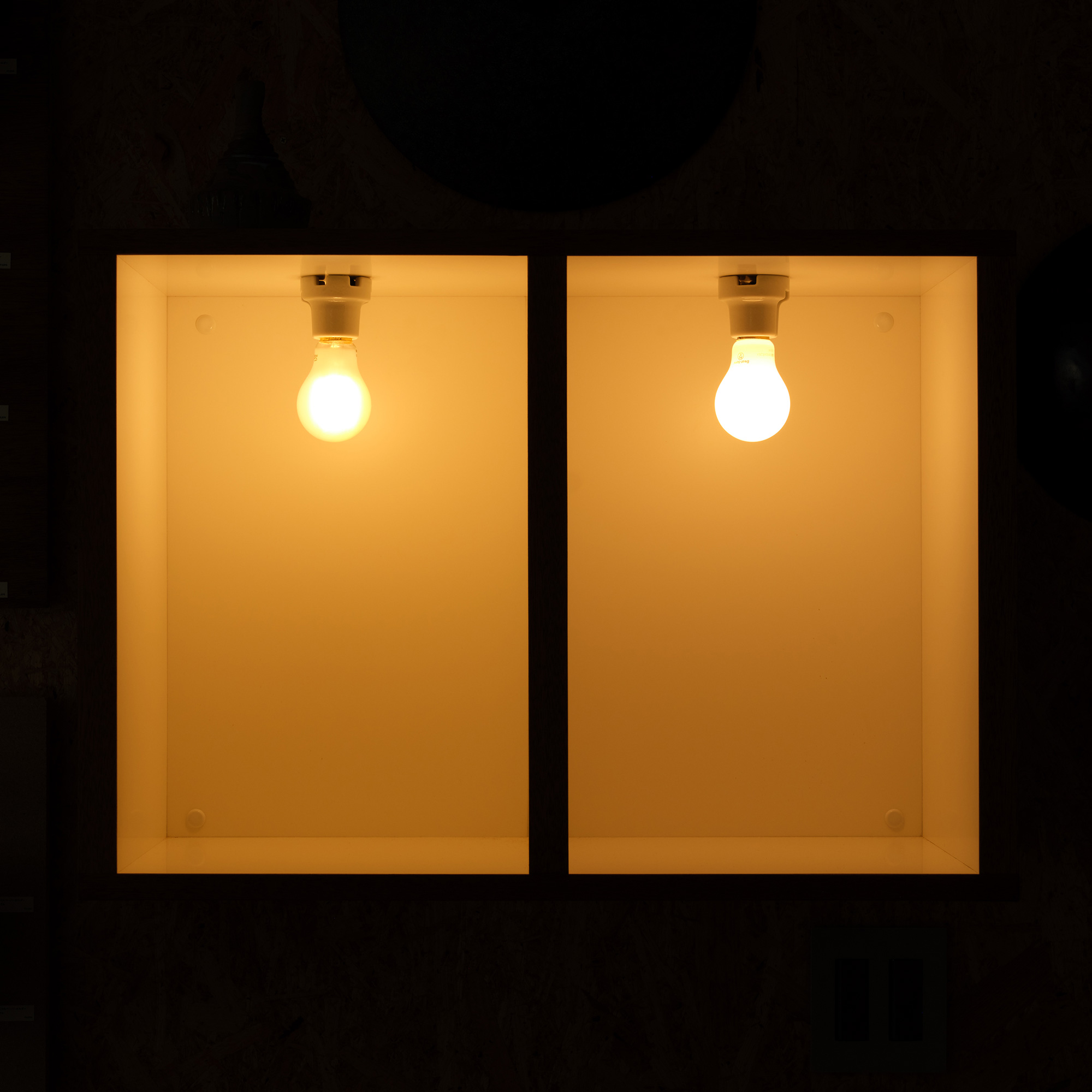 フロストLED電球 φ60(E26)45W相当 アイス 2700K電球色 LT-BB008-02-G141 【2700K】 左：アイス　右：スノー