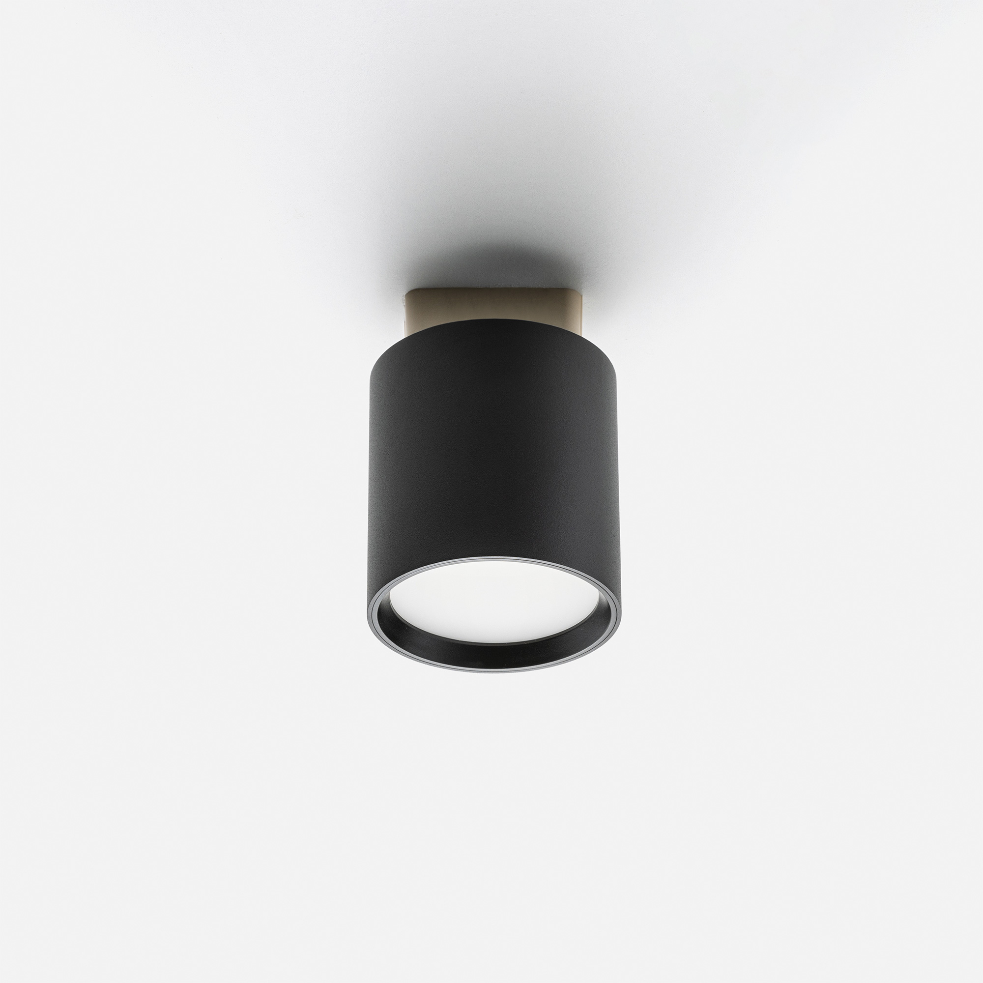 シーリングダウンライト 100W相当 ブラック LT-OT009-03-G141 角型引掛シーリングに取り付けた様子（その他の引掛シーリング・ローゼットにも取付可能）