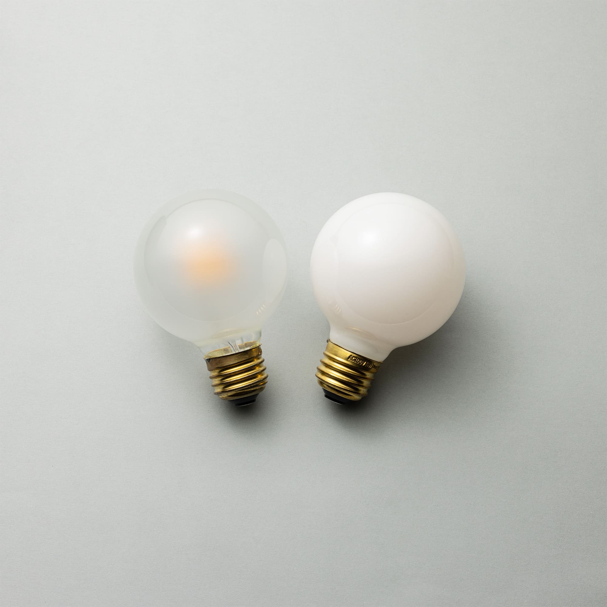フロストLED電球 φ70(E26)55W相当 アイス 2700K電球色 LT-BB008-10-G141 左：アイス　右：スノー