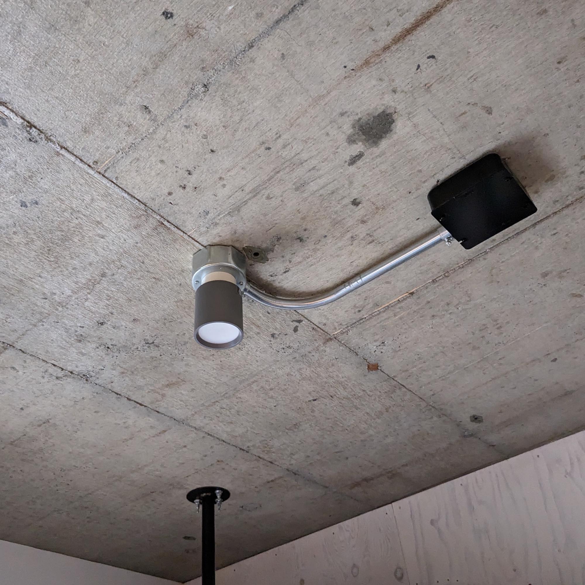 シーリングダウンライト 100W相当 ダークシルバー LT-OT009-02-G141 露出配管の引掛シーリングに取り付けた様子（写真はダークシルバー）