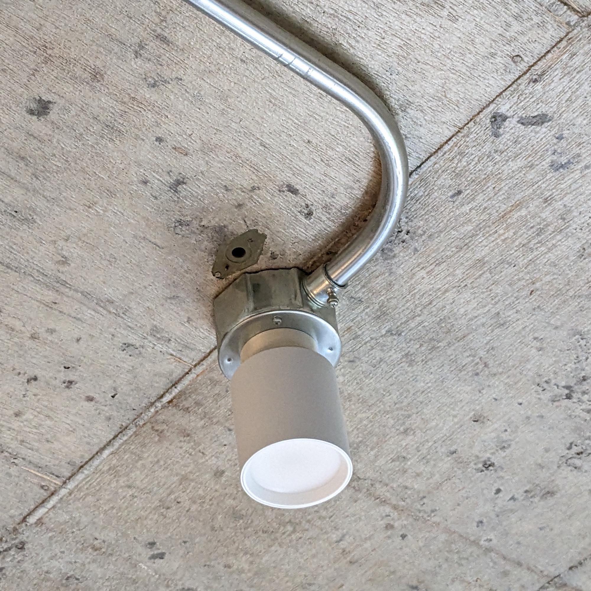 シーリングダウンライト 100W相当 ホワイト LT-OT009-01-G141 露出配管の引掛シーリングに取り付けた様子