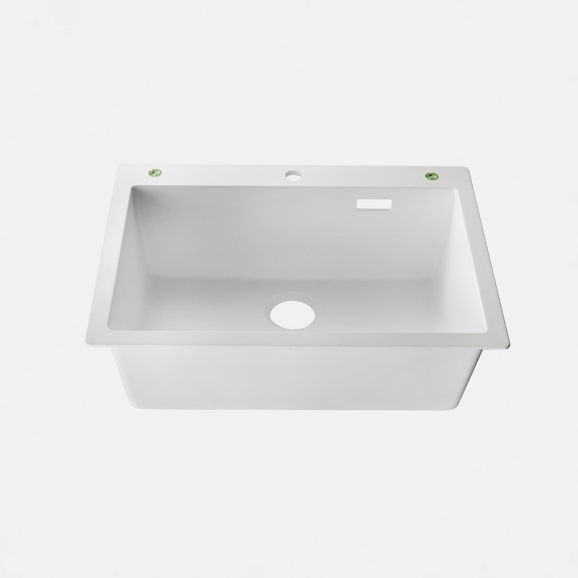 クォーツシンク シングル ホワイト KB-KC031-02-G173 中央に水栓穴φ35mmが空いています。左右の緑色シール2箇所に追加の水栓や、浄水器やソープディスペンサー用に穴を追加できます。画像はシングル ホワイト
