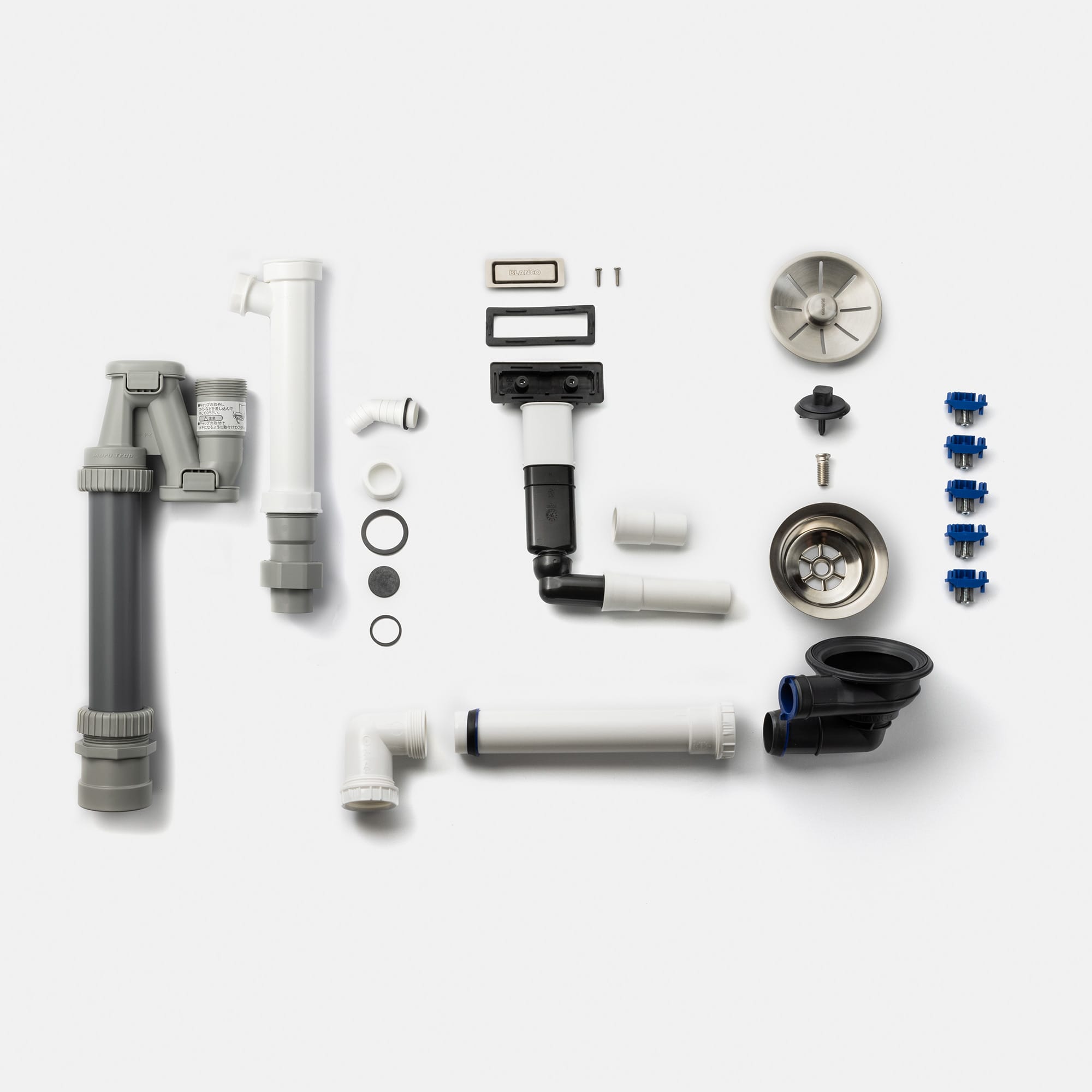 クォーツシンク シングル ホワイト KB-KC031-02-G173 排水トラップなどの付属品。日本の径に適合する直管が付属しています。右側の青いパーツはシンク固定金具（オーバーシンク用）です