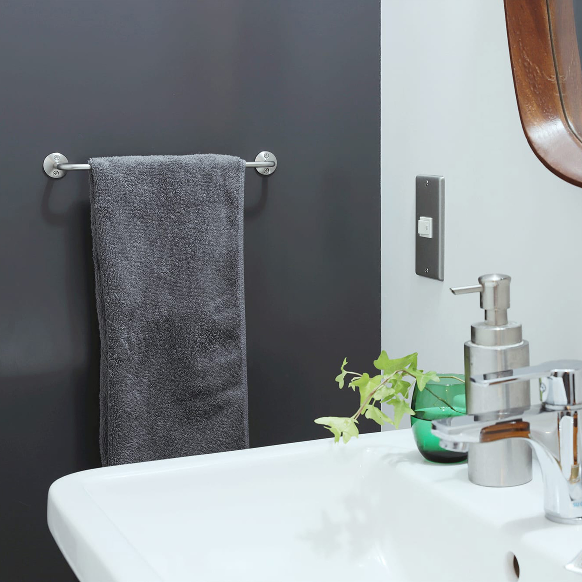 ステンレス丸座バー W450 KB-AC020-02-G141 タオル掛けとしての使用事例（W250）