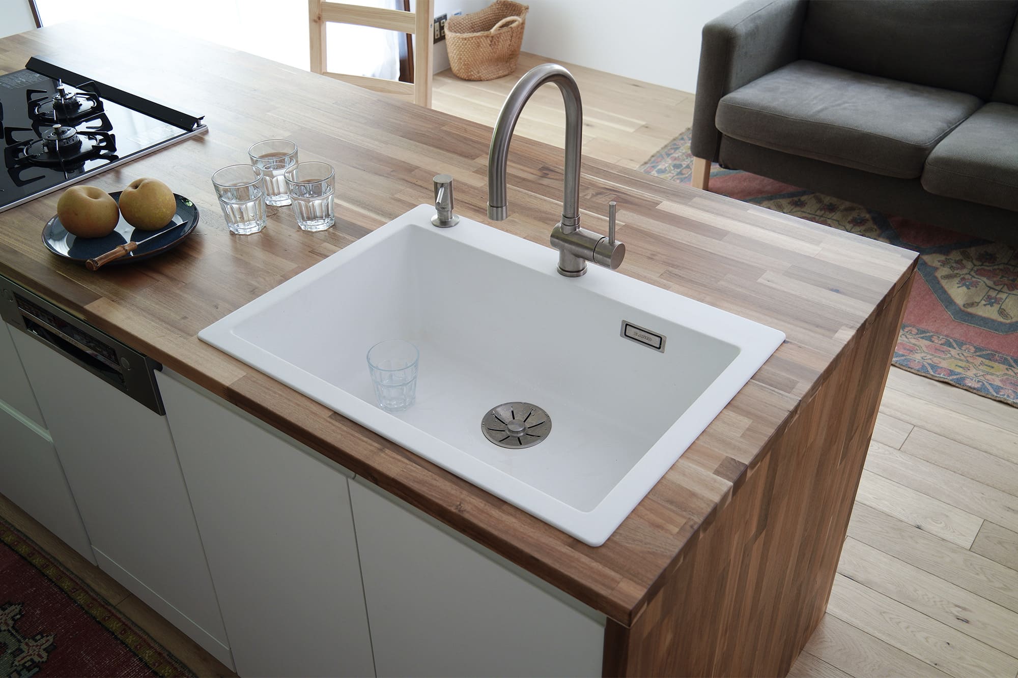 クォーツシンク シングル ホワイト KB-KC031-02-G173 「シングル ホワイト」は白い壁や扉に合う、清々しい色です。水栓の左側にソープディスペンサーを付けた事例