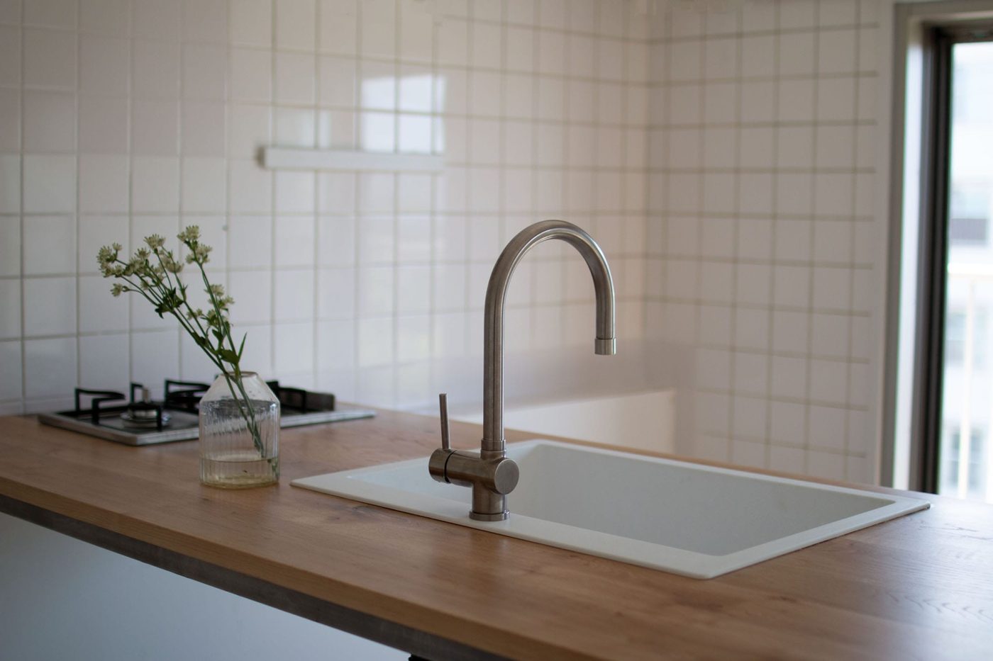 クォーツシンク シングル ホワイト KB-KC031-02-G173 「シングル ホワイト」と「フリーカット集成材 ナラ」の木天板