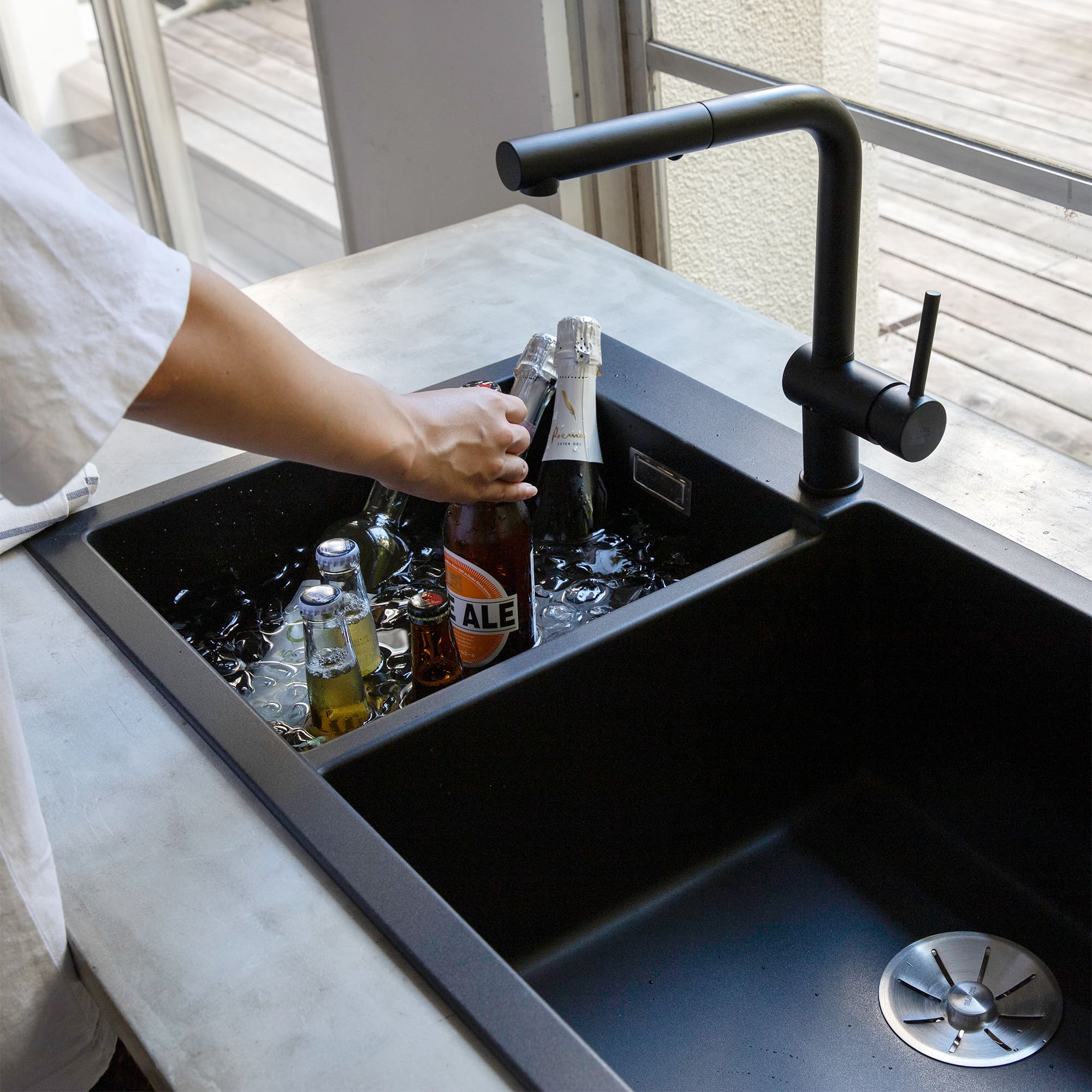 クォーツシンク ダブル サンド KB-KC031-06-G173 オーバーフローがあるので、パーティーシンクとしても活躍します