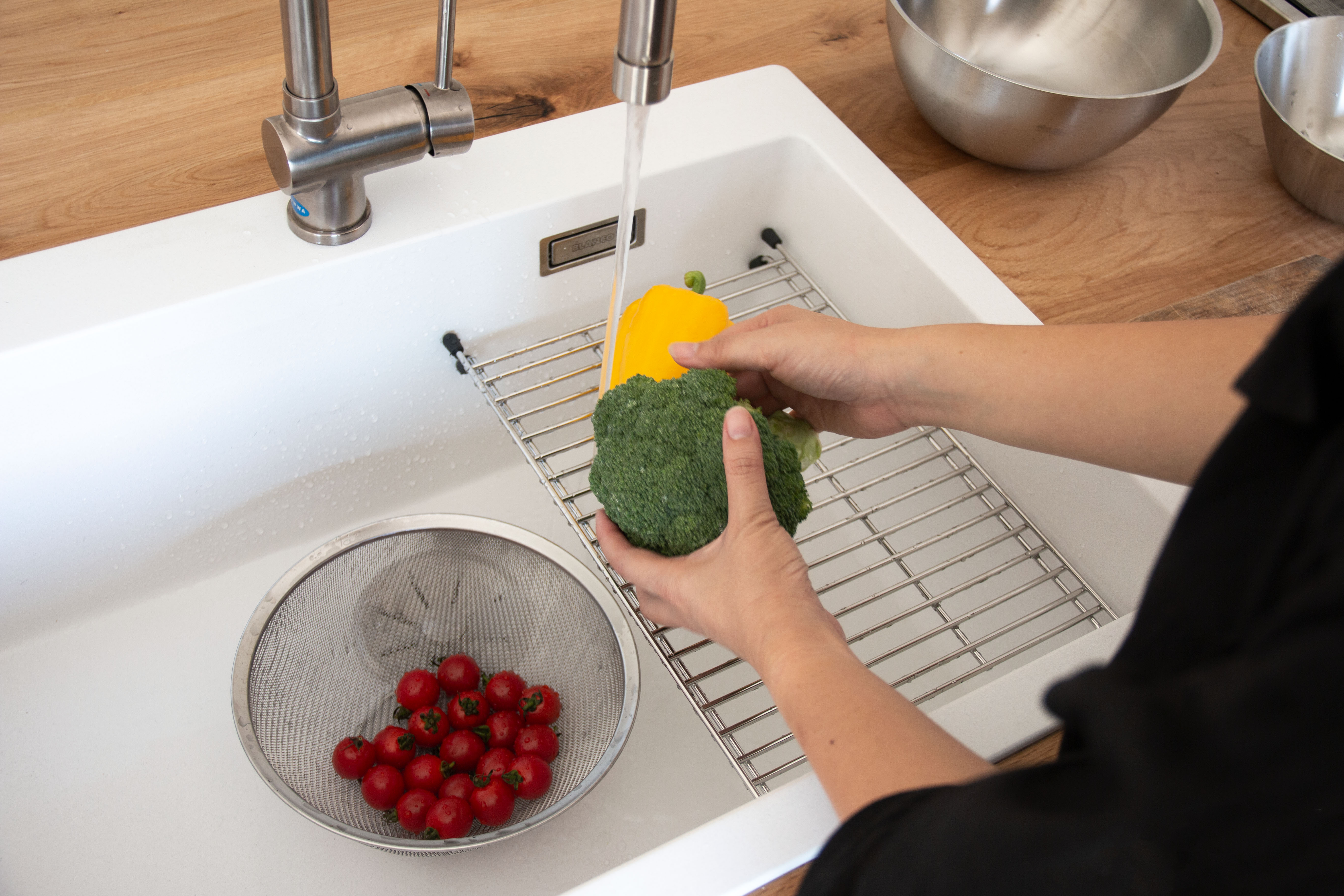 クォーツシンク シングル ホワイト KB-KC031-02-G173 食器や野菜の水切り、魚のウロコとりなど活躍できそうです