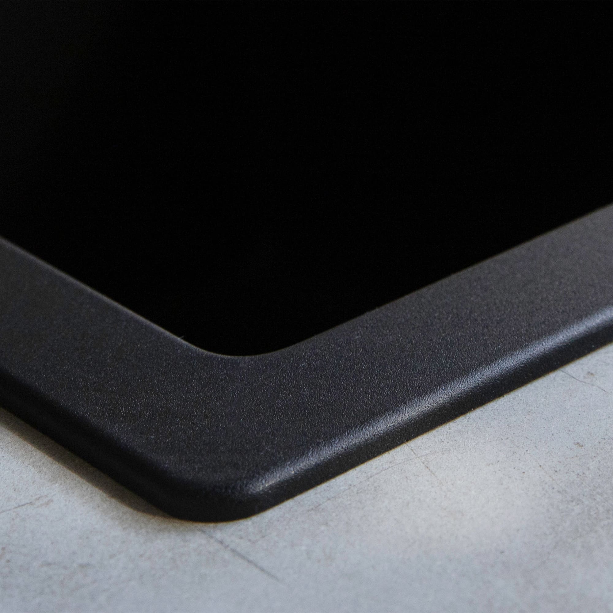 クォーツシンク シングル ブラック KB-KC031-01-G173 オーバーシンクの場合、シンクの縁は5mmの立ち上がりになります。天板の小口に水かかからないため、メラミンや木天板と好相性です。画像はダブル ブラックにモルタル天板の組み合わせ