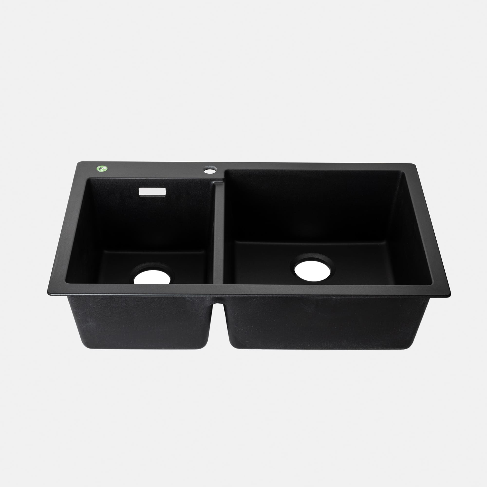 クォーツシンク ダブル サンド KB-KC031-06-G173 中央左側に水栓穴φ35mmが空いています。左の緑色シール1箇所に追加の水栓や、浄水器やソープディスペンサー用に穴を追加できます。画像はダブル ブラック