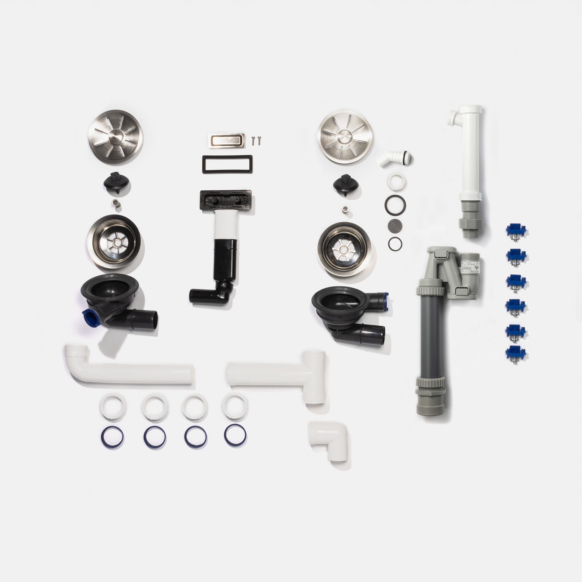 クォーツシンク ダブル サンド KB-KC031-06-G173 排水トラップなどの付属品。配管は日本の径に適合する直管が付属しています。右側の青いパーツはシンク固定金具（オーバーシンク用）です