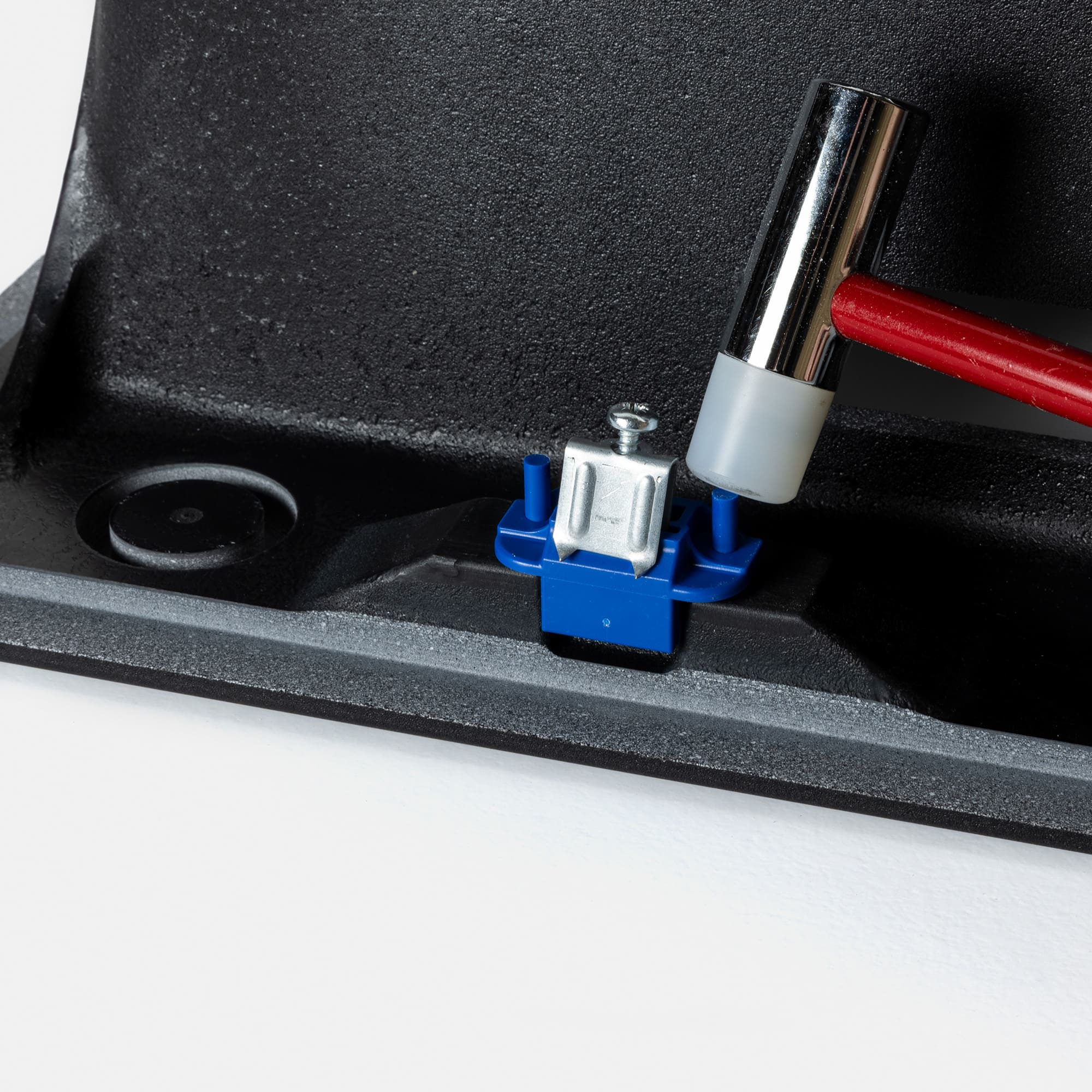 クォーツシンク ダブル サンド KB-KC031-06-G173 天板との取付金具(オーバシンクの場合)はシンクの裏面に取り付け、天板とネジで締め込みます。詳しくは設置説明書を確認ください