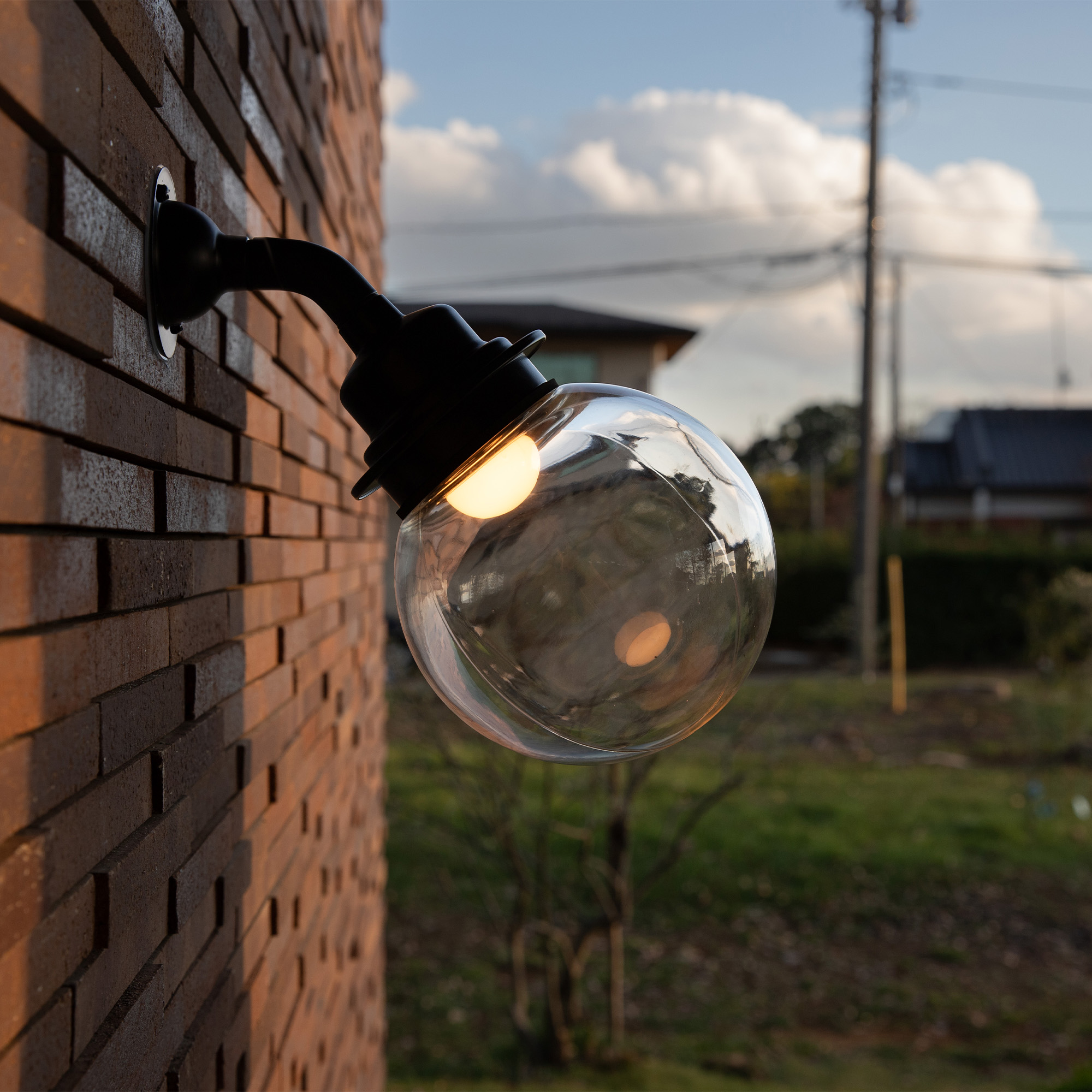 ボールアームライト クリア×ブラック LT-BR011-01-G141 白熱ボール電球 白熱クリアボール50を使用。電球半分くらい隠れます