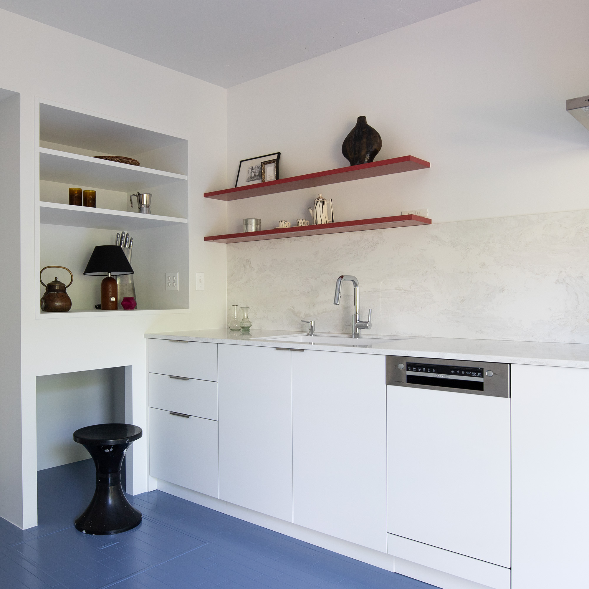 ベントネックホース水栓 クローム KB-TP014-01-G141 W3000ほどのキッチンに合わせた事例。大きめのキッチンにバランスを整えてくれる存在です