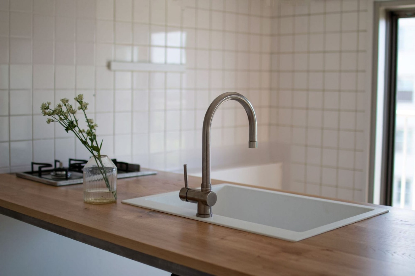 フリーカット無垢材 カスタム ナラ（節・白太有） PS-TT009-06-G165 『クォーツシンク』と合わせて造作した、木天板のキッチン。ナラ（節・白太有）／角丸2mmR・面取り2mmR・T25・セラウッド塗装