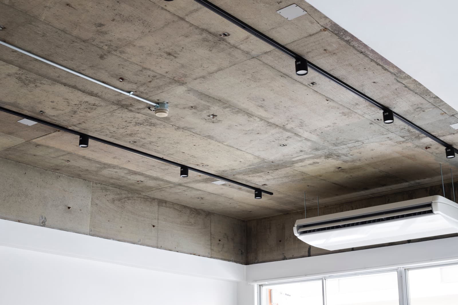 レールダウンライト 100W相当 ホワイト LT-OT008-01-G141 複数灯つけた事例（写真はブラック）