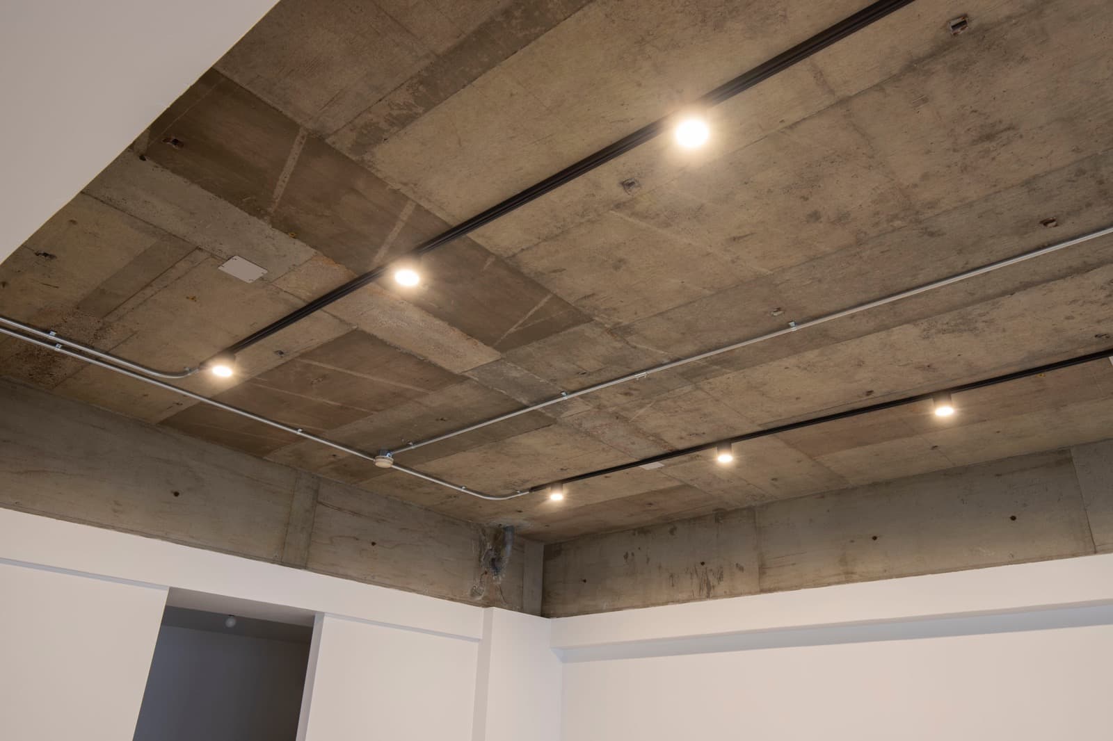 レールダウンライト 100W相当 ホワイト LT-OT008-01-G141 複数灯つけた事例（写真はブラック）