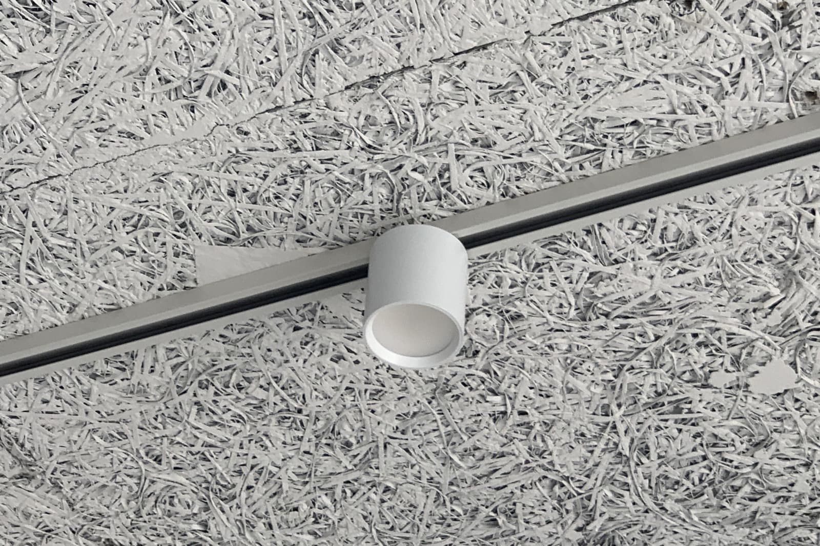 レールダウンライト 100W相当 ホワイト LT-OT008-01-G141 白レールと合わせた事例