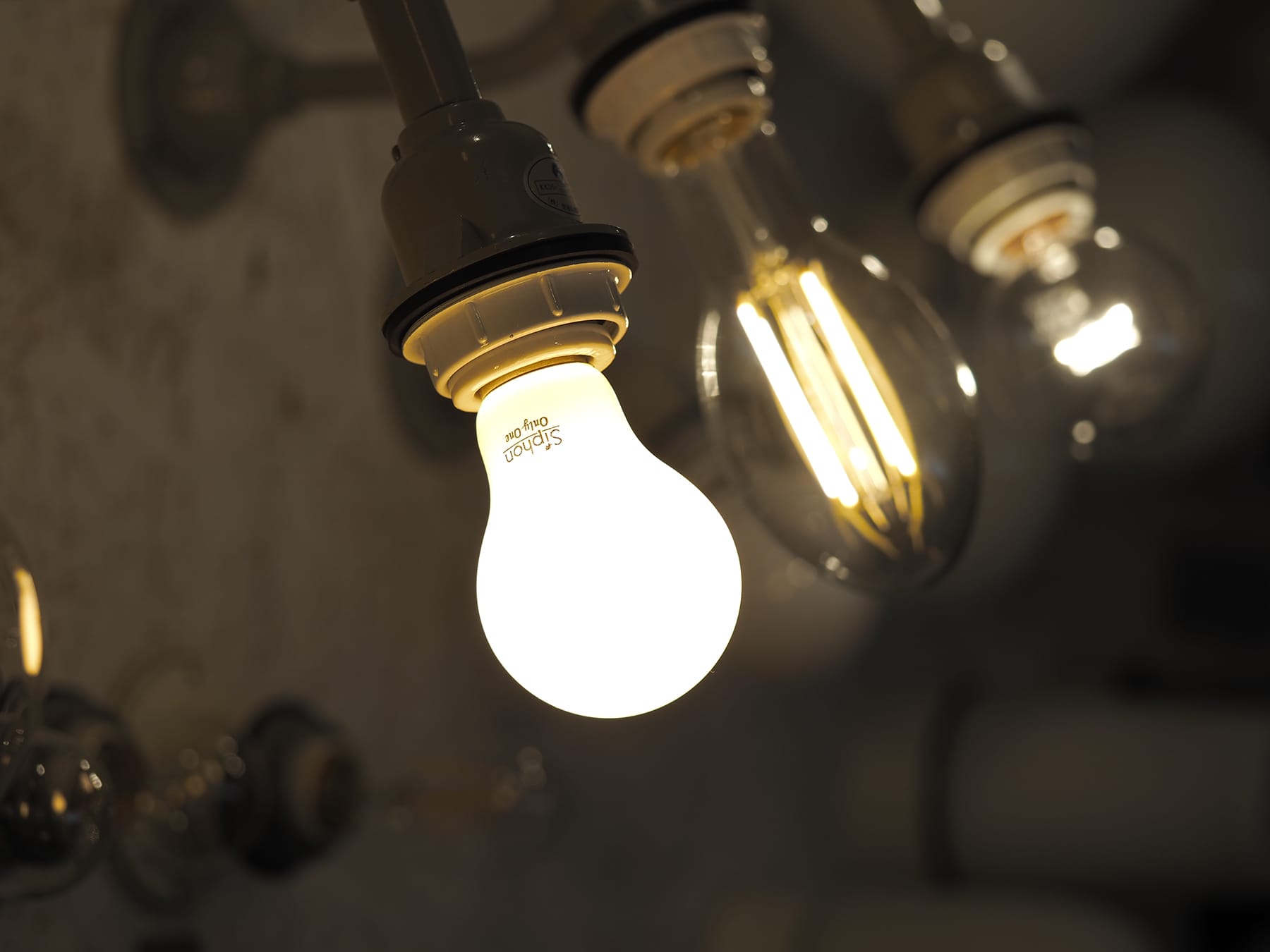 フロストLED電球 φ60(E26)40W相当 スノー 2700K電球色 LT-BB008-04-G141 工業系照明と合わせて