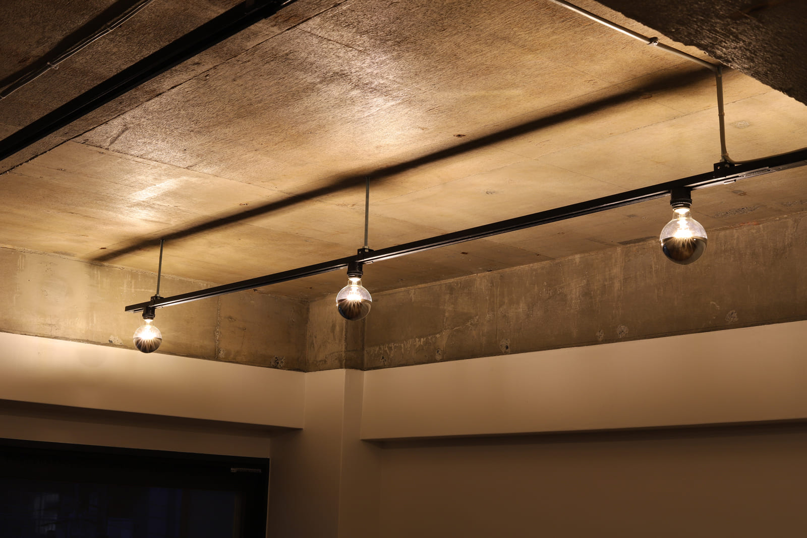 ミラーLED電球 φ95(E26)50W相当 シルバー 2200K電球色 LT-BB007-05-G141 電球単体で間接照明として雰囲気のある演出ができます（φ95 シルバー 2700K電球色）