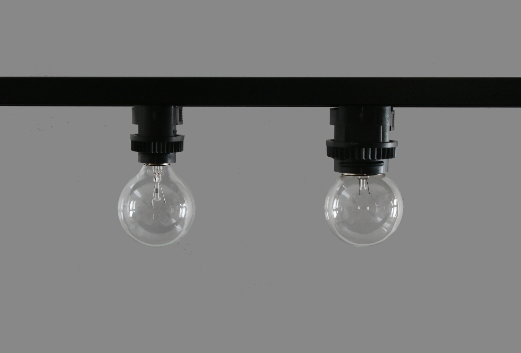 ライティングレールプラグ E26 ソケット (BK) LT-PS010-01-G141 左：E17　右：E26　電球はどちらも白熱ボール電球 白熱クリアボール50タイプ