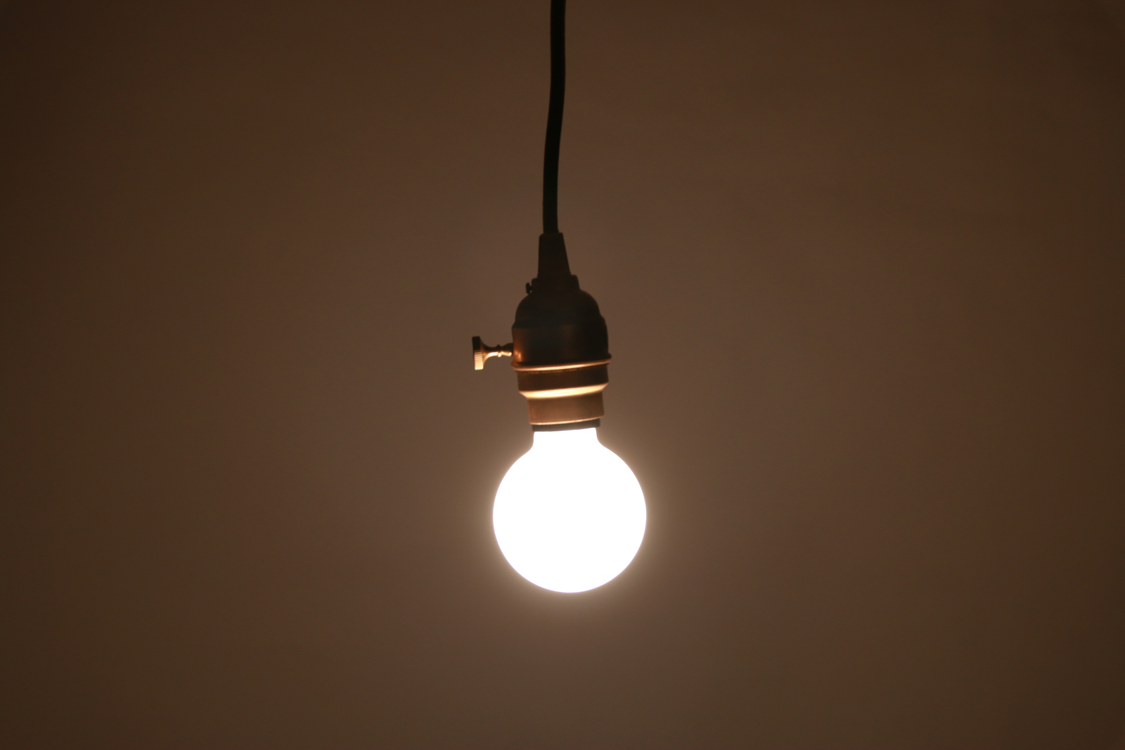 白熱ボール電球 白熱ホワイトボール70(E26)60W LT-BB003-09-G141 真鍮ソケットコード E26_スイッチ付きに組み合わせた点灯事例