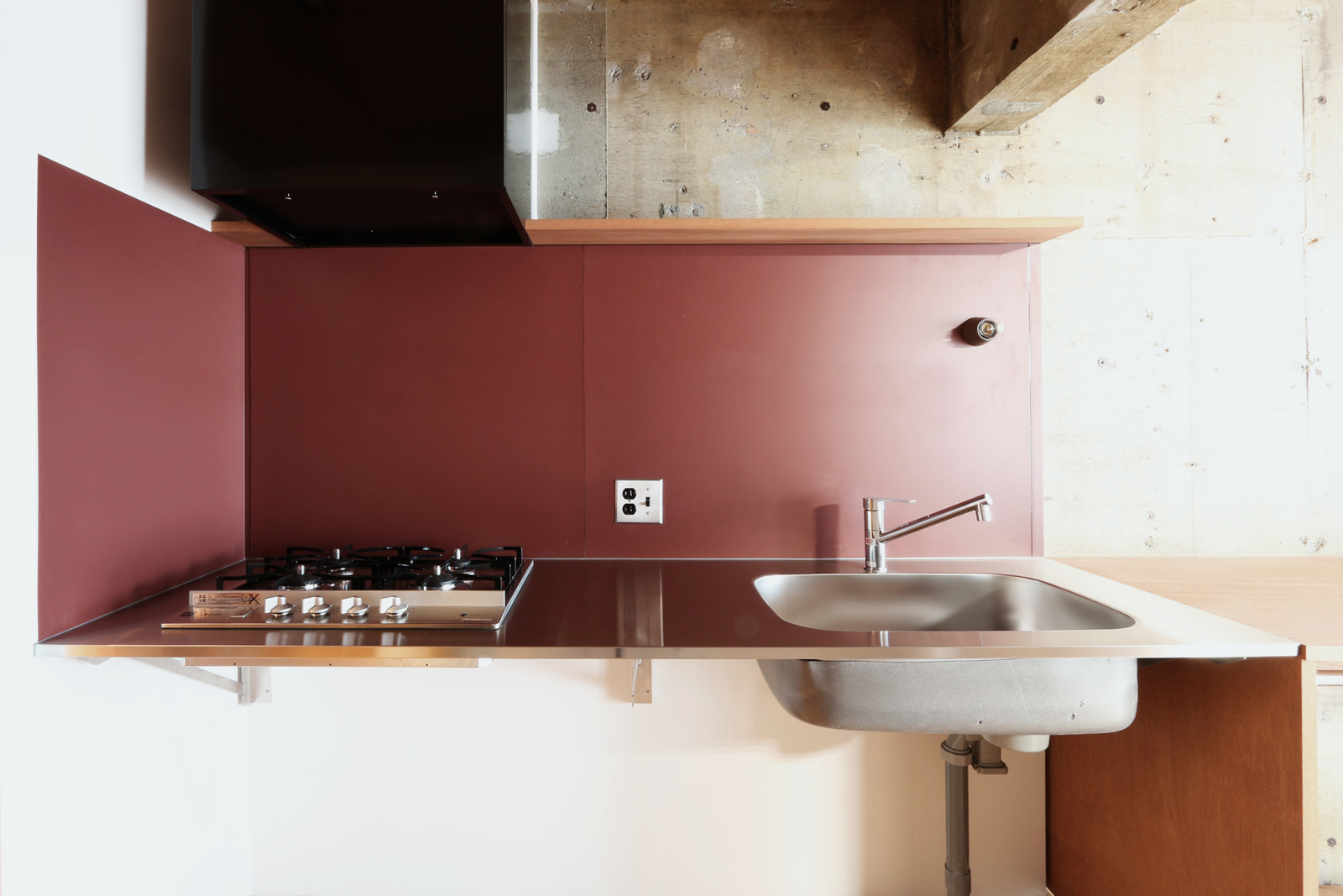 オーダーキッチン天板 壁付けブラケット D550 KB-KC012-20-G141 天板を任意の高さに設定することができます。写真はW2010mm。※シンクの結露防止カバーは綺麗に貼られているものではなく、シワや糊の跡があります。カバなしーも選択できます。