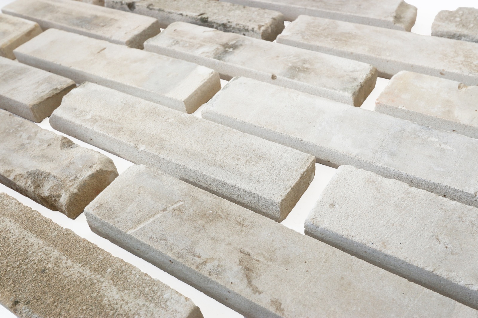 チャイナブリック 大連ホワイト（古材） WL-TL017-05-G141 欠けのある不揃いな形状が自然な風合いの壁に