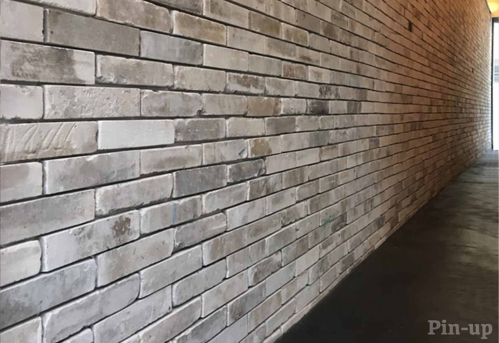 チャイナブリック 大連ホワイト（古材） WL-TL017-05-G141 黒い床面とのコントラストが効いている大連ホワイト(古材)