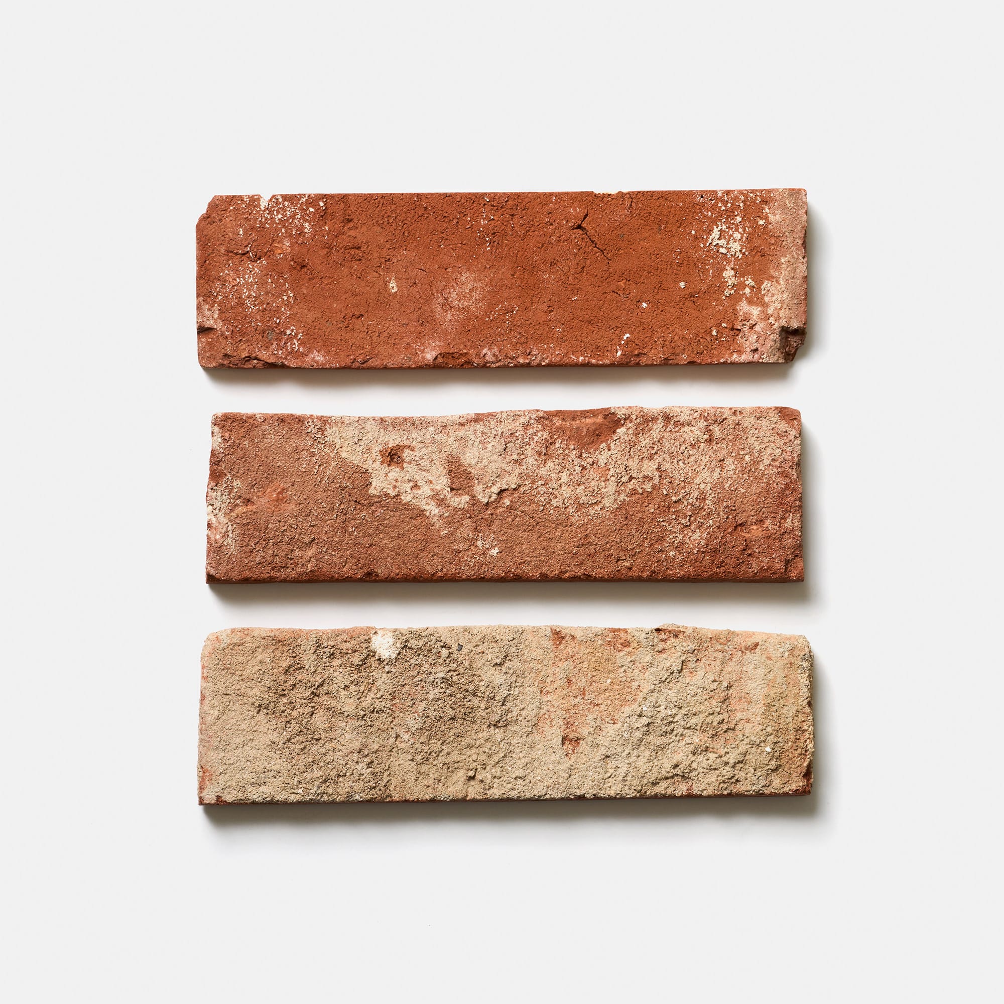 チャイナブリック 満州レッド（古材） WL-TL017-04-G141 エッジが欠けていたり、1枚１枚すべて表情が違う。こちらはおもて面の様子