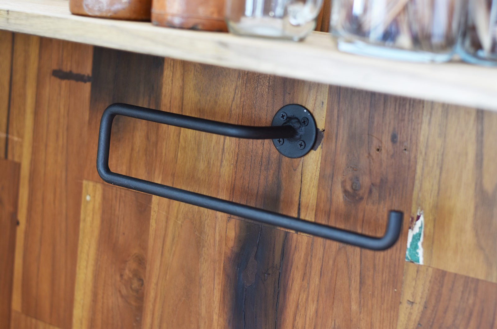 アイアンペーパーホルダー ロング 側面付け 右 KB-AC013-04C-G141 古材に合うラフさ（写真は右向き）