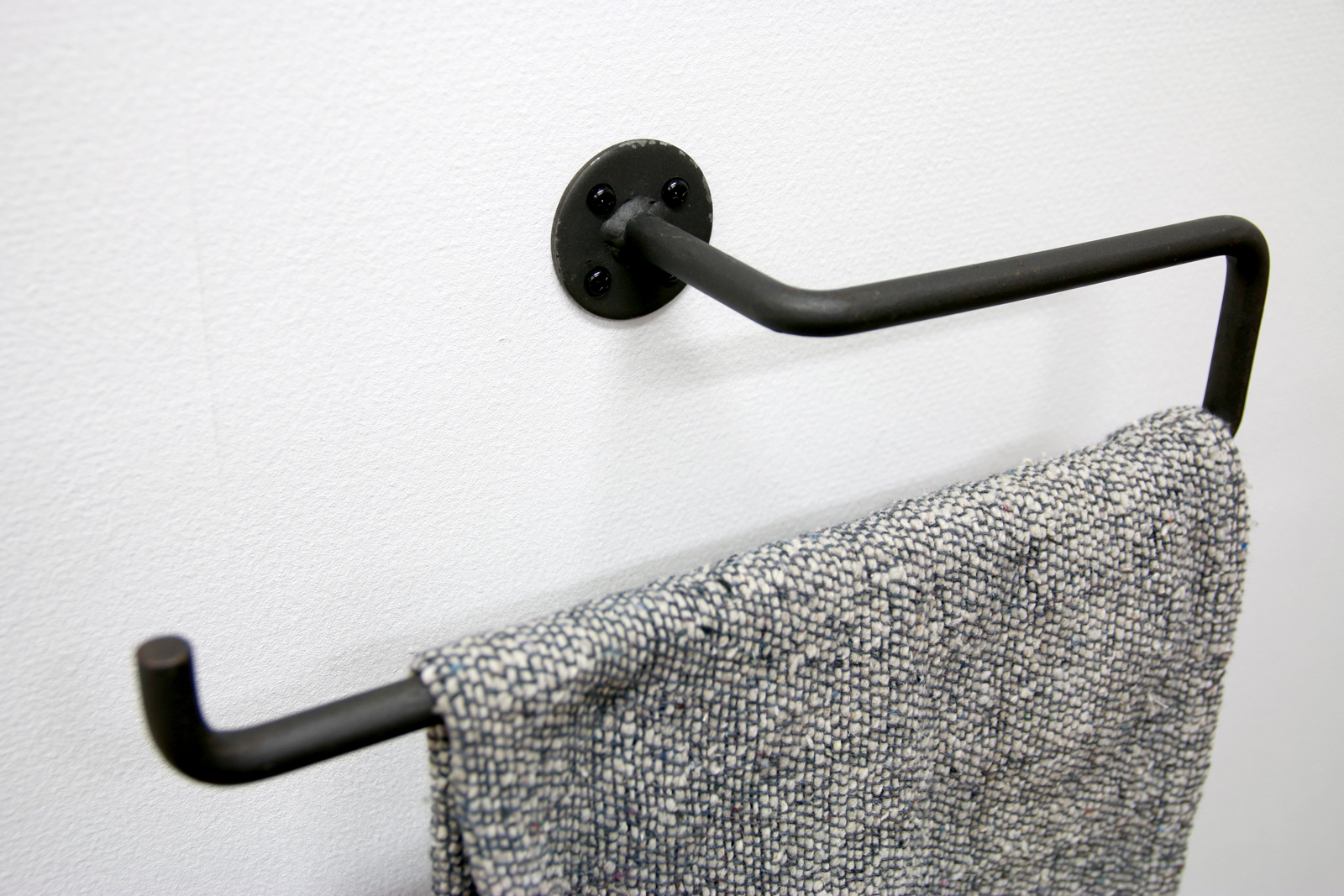 アイアンペーパーホルダー ロング 側面付け 右 KB-AC013-04C-G141 タオル掛けとして使うこともできます（写真は「ロング 側面付け 左」）