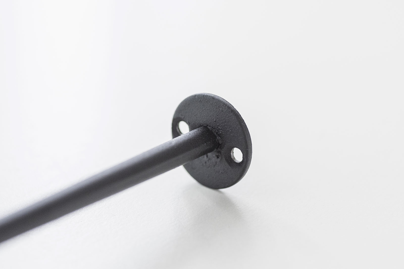 アイアンフック 丸棒 L型フック D50 PS-HB009-03B-G141 ベースの厚さは1mm〜2mm（個体差があります）