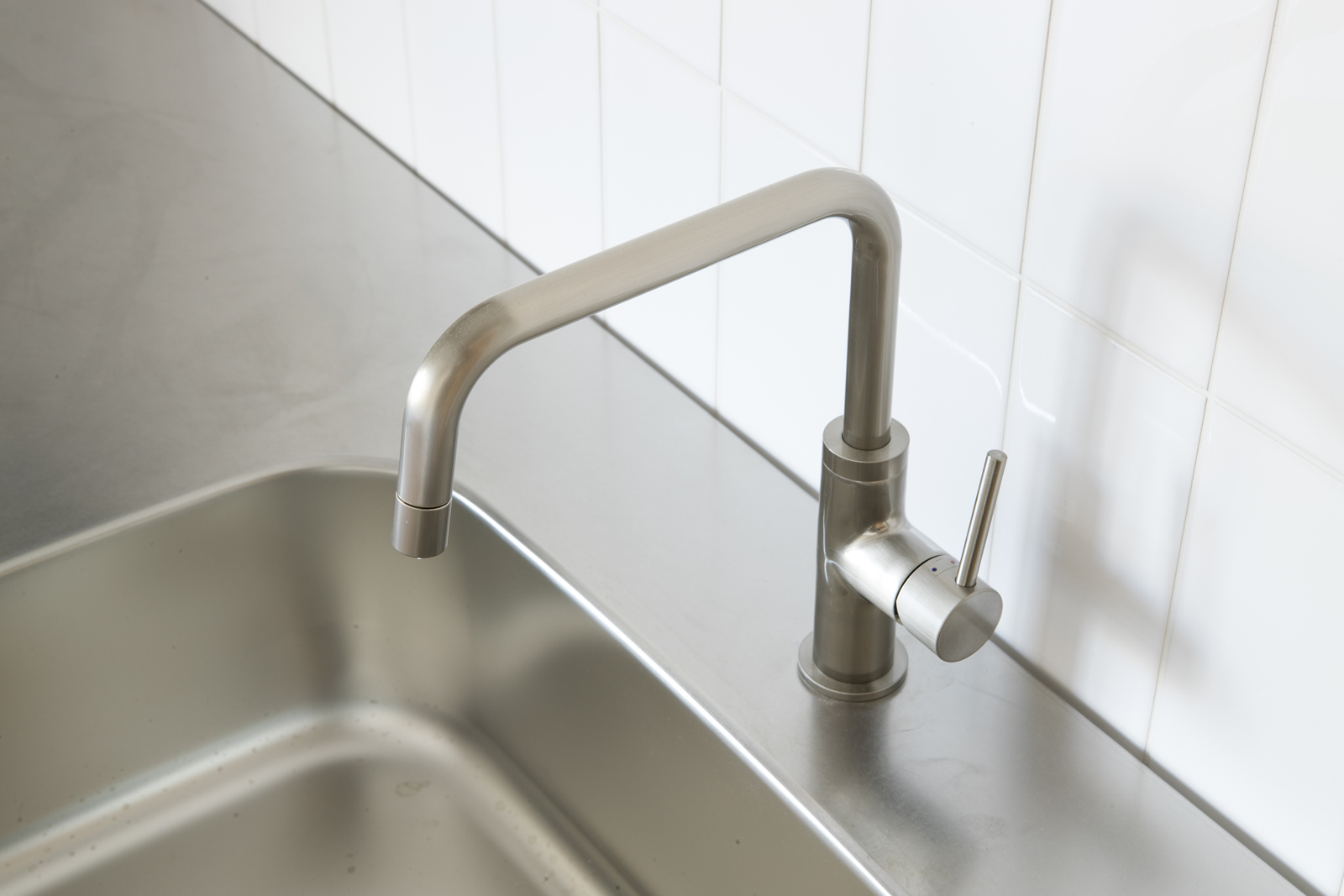 ニッケルサテン水栓 ベントネック混合栓 KB-TP005-01-G141 （Photo：中村晃）