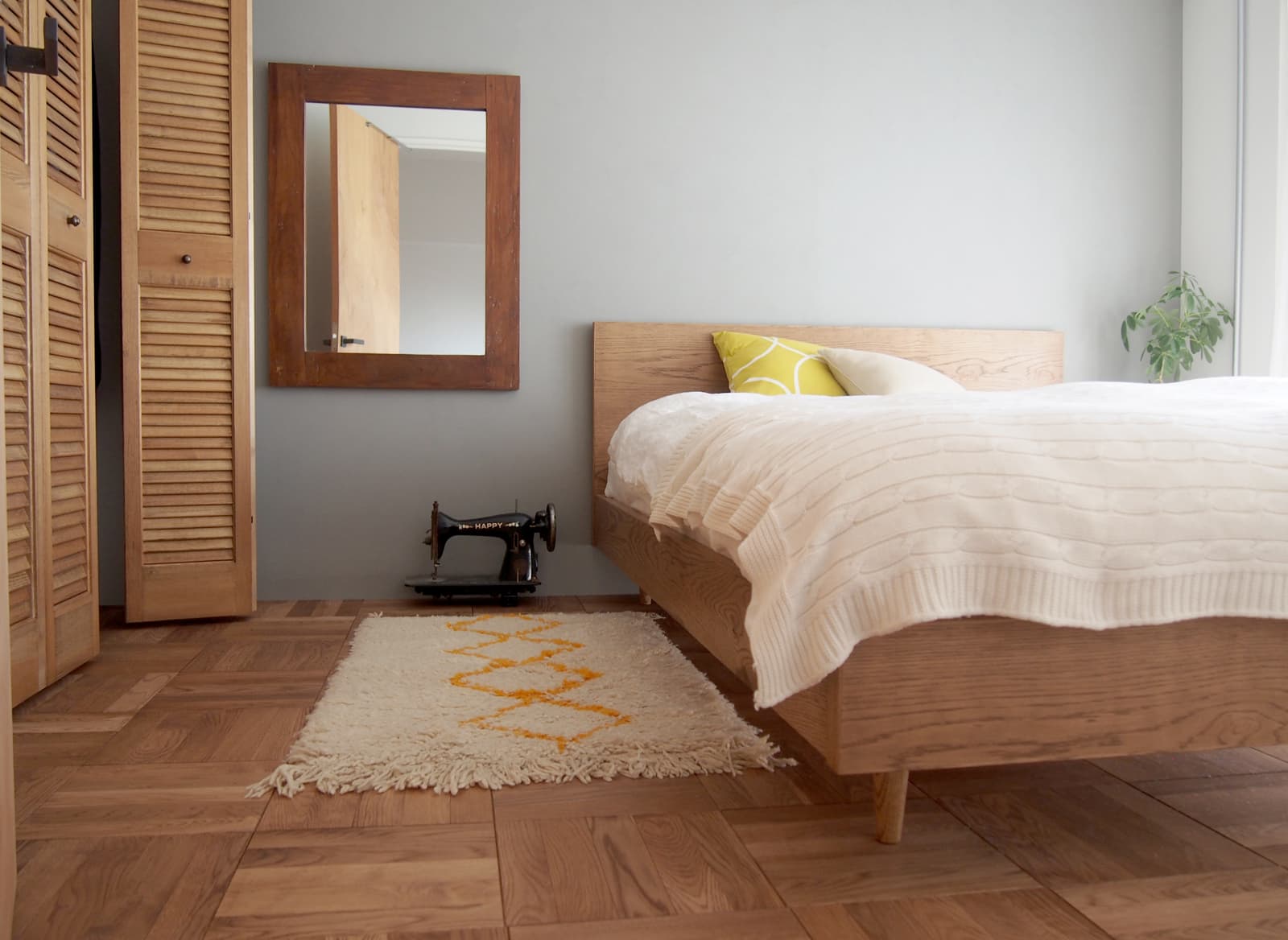 ワトコオイル ミディアムウォルナット 1L缶 PT-WP005-13-G141 クローゼットにミディアムウォルナット。床にミディアムウォルナットとチェリーを2：1で混ぜたものを塗装