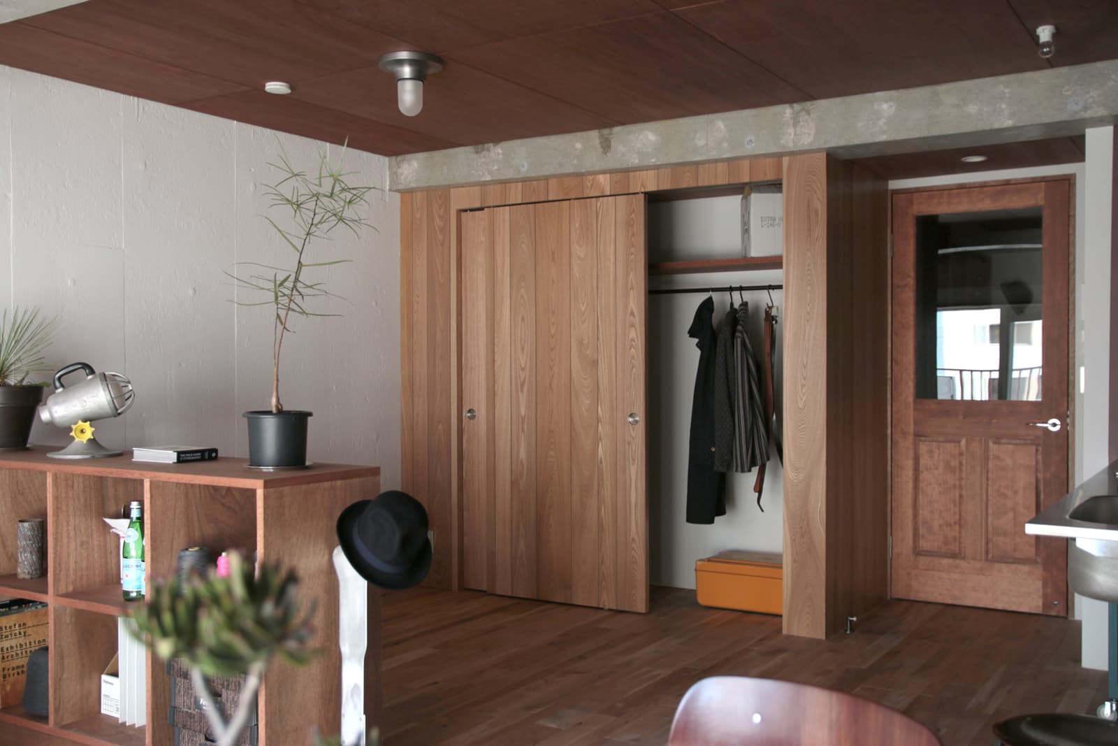 ワトコオイル ミディアムウォルナット 1L缶 PT-WP005-13-G141 天井、建具にミディアムウォルナットとチェリーを混ぜたものを塗装