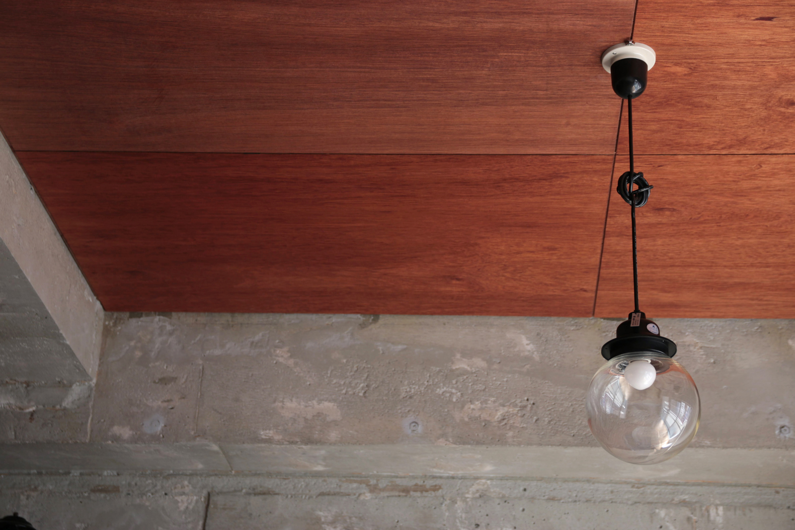 ワトコオイル ミディアムウォルナット 1L缶 PT-WP005-13-G141 天井にミディアムウォルナットとチェリーを混ぜたものを塗装