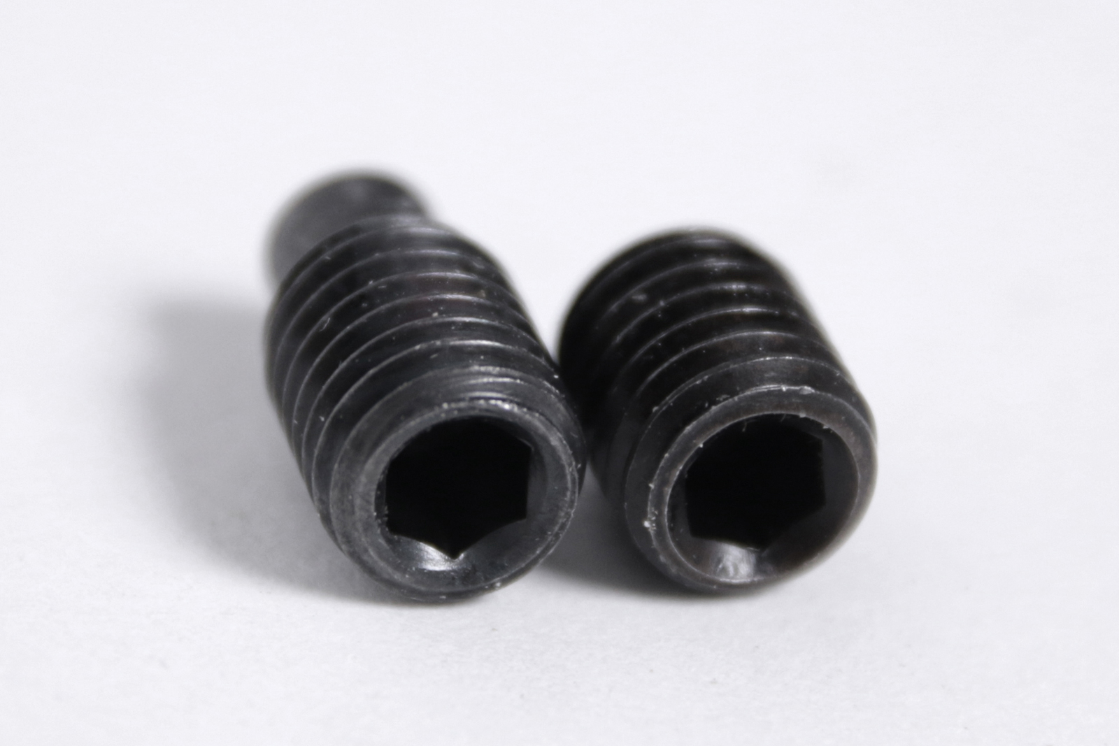 アイアンハンガーパイプ F型-棚下吊セット H100 ホワイト PS-HB008-70-G141 連結金物であるエルボやフランジとパイプは、付属の六角ボルトで連結します