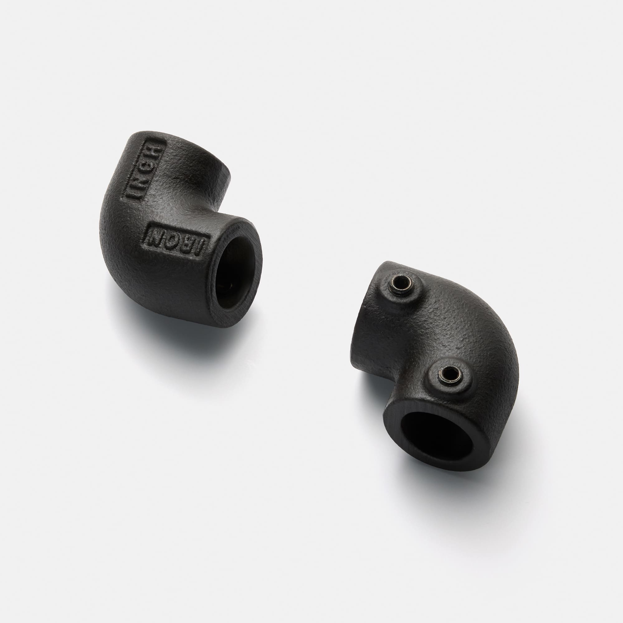 アイアンハンガーパイプ F型-天井吊セット H300 ブラック PS-HB008-71-G141 片面には刻印が、もう一方にはネジ穴があります