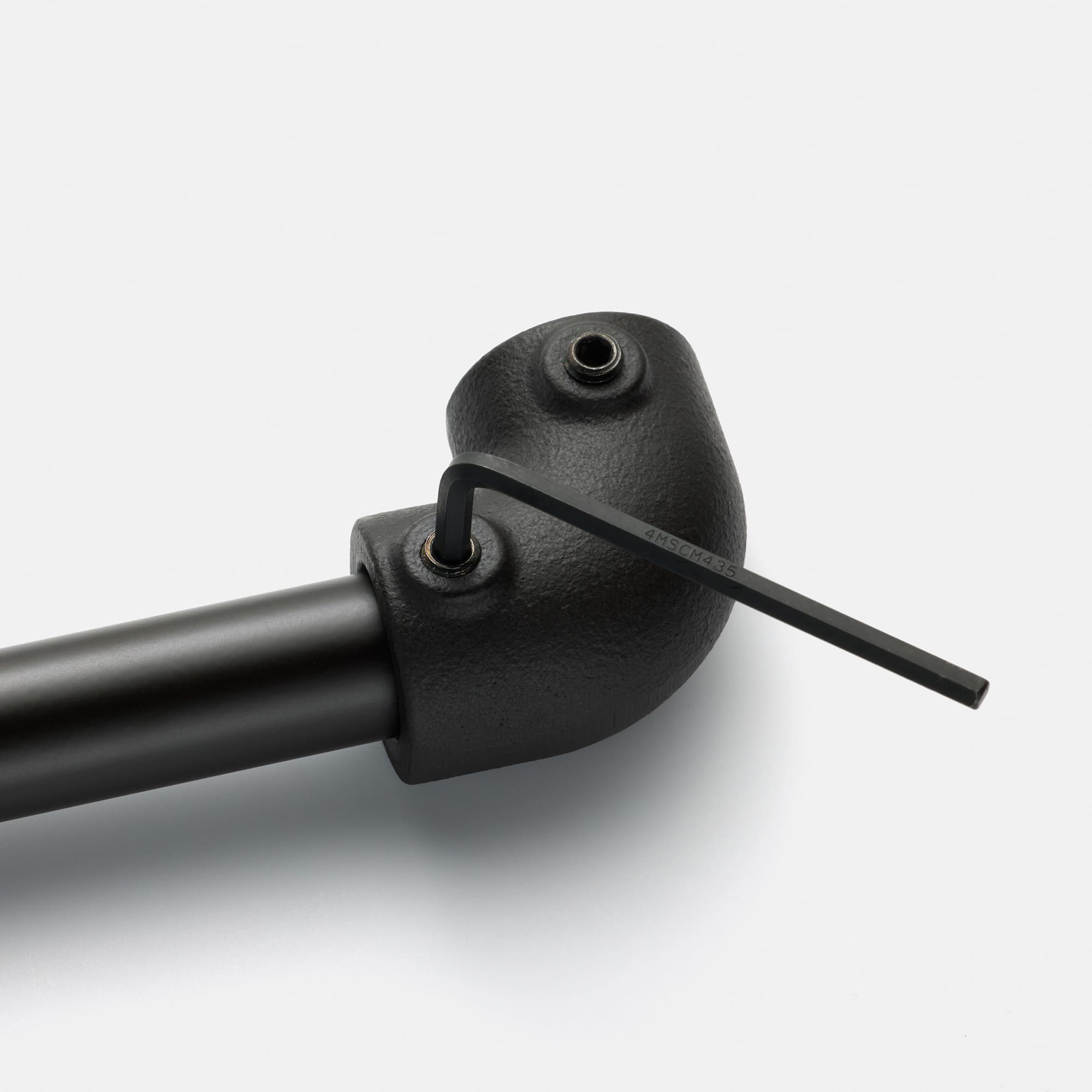 アイアンハンガーパイプ F型-天井吊セット H300 ブラック PS-HB008-71-G141 六角ボルトをL型六角レンチで締めてパイプを固定します