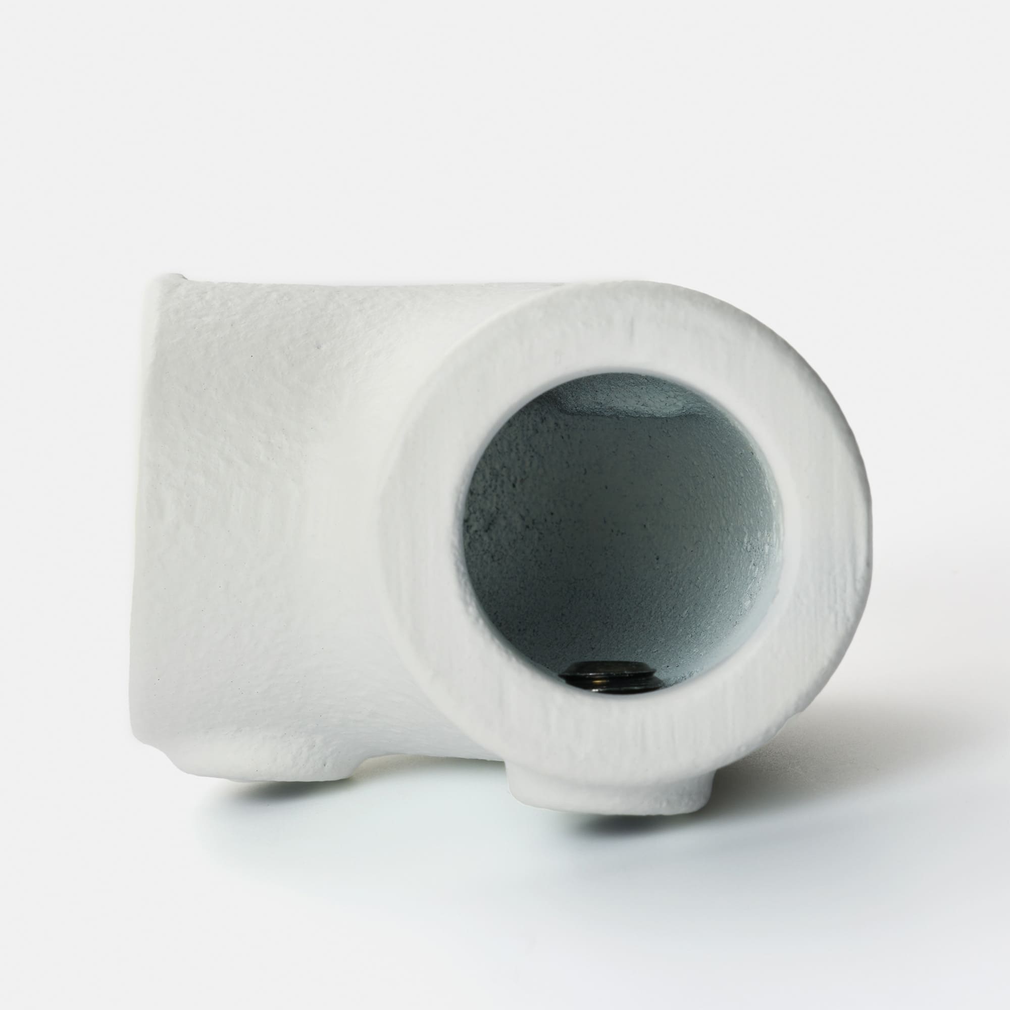 アイアンハンガーパイプ F型-棚下吊セット H100 ホワイト PS-HB008-70-G141 筒の中にストッパーとなるツノがあり、パイプを20mm差し込んだところで止まります