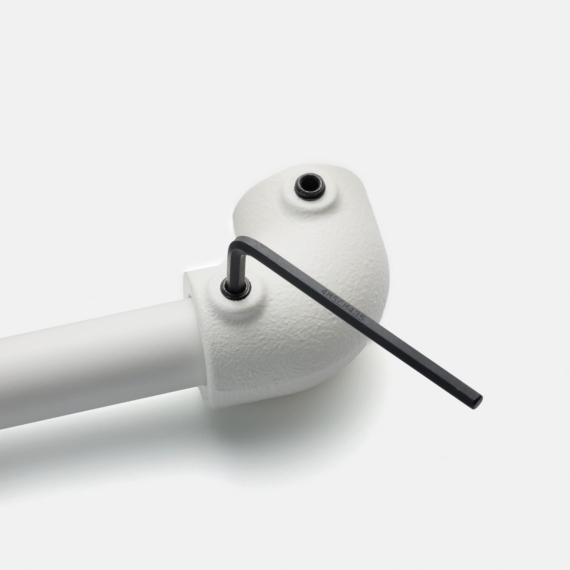 アイアンハンガーパイプ F型-棚下吊セット H100 ホワイト PS-HB008-70-G141 六角ボルトをL型六角レンチで締めてパイプを固定します