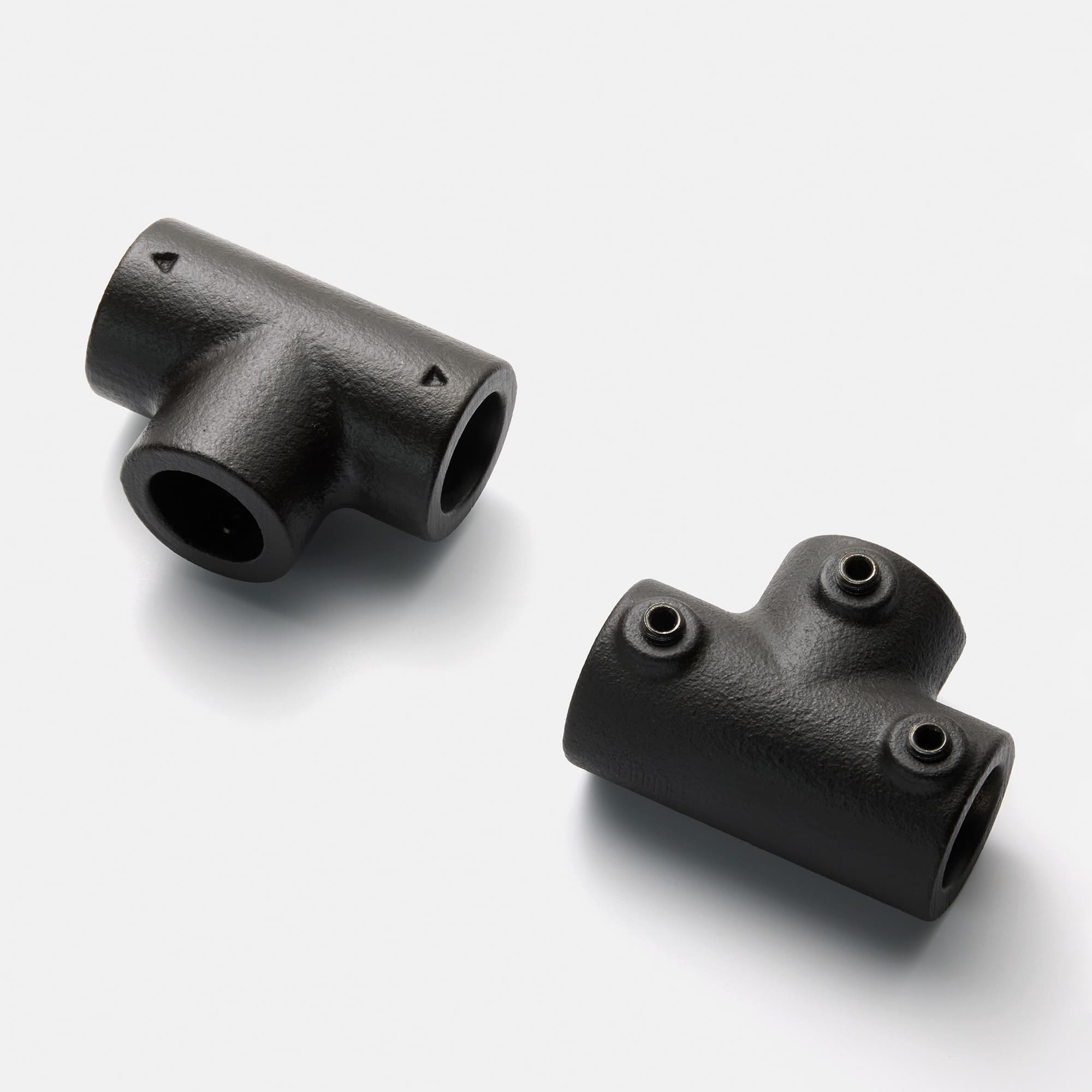 アイアンハンガーパイプ F型-天井吊セット H300 ブラック PS-HB008-71-G141 片面には刻印が、もう一方にはネジ穴があります