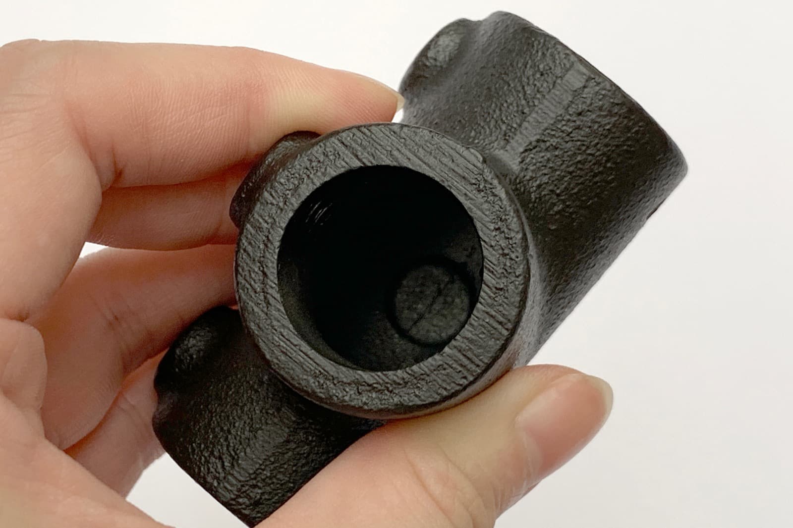 アイアンハンガーパイプ F型-天井吊セット H300 ブラック PS-HB008-71-G141 短手のこの向きの筒にはストッパーがついておりパイプを20mm差し込んだところで止まります