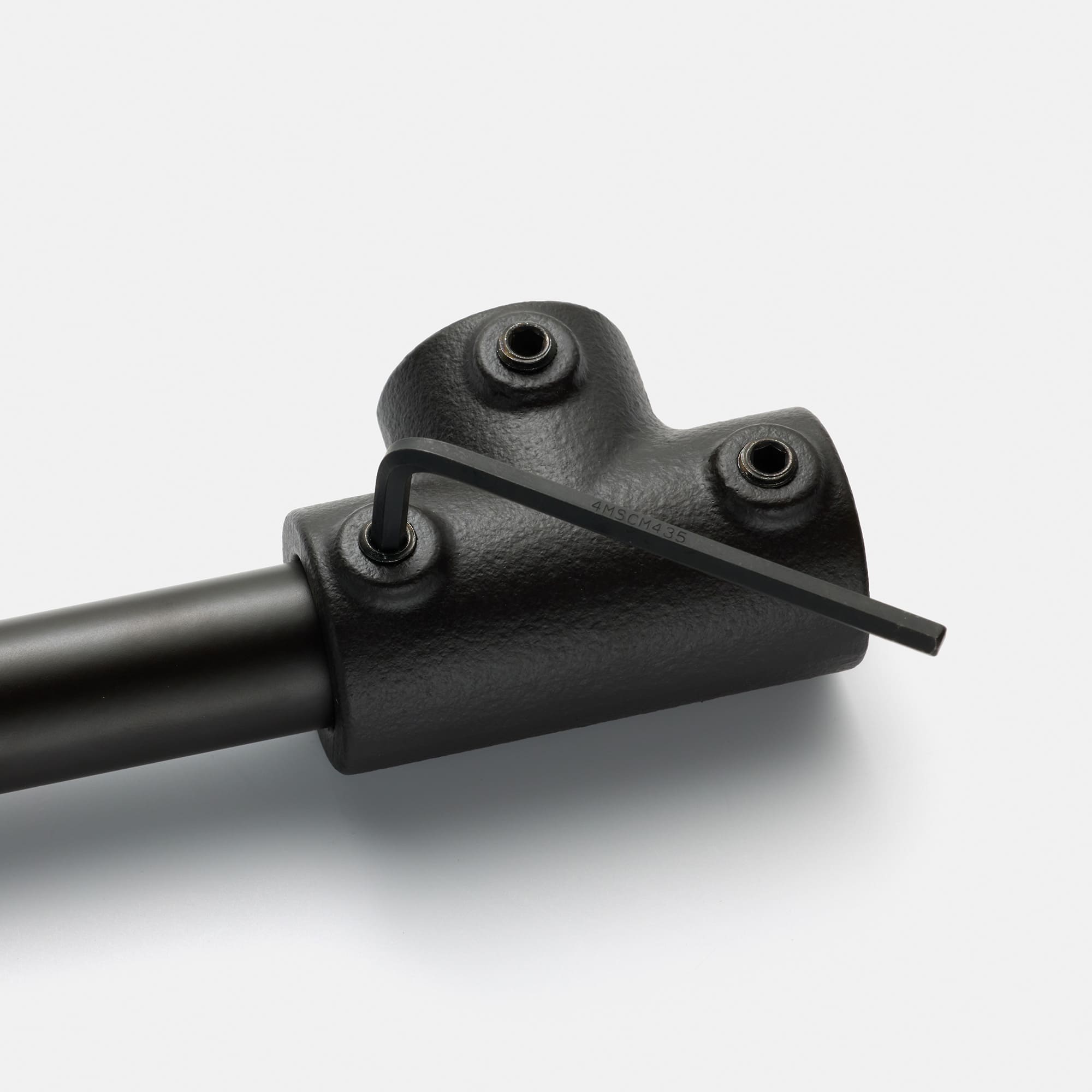 アイアンハンガーパイプ F型-天井吊セット H300 ブラック PS-HB008-71-G141 六角ボルトをL型六角レンチで締めてパイプを固定します