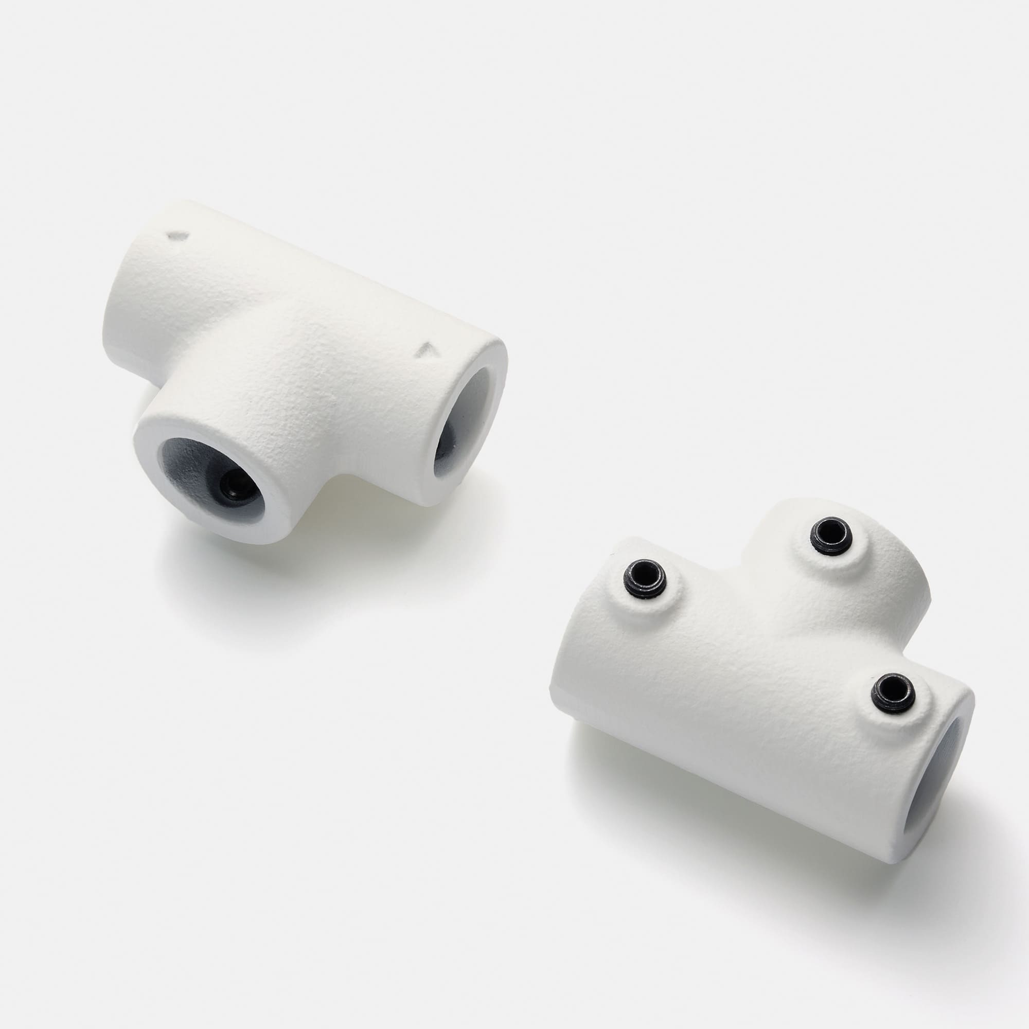 アイアンハンガーパイプ F型-棚下吊セット H100 ホワイト PS-HB008-70-G141 片面には刻印が、もう一方にはネジ穴があります