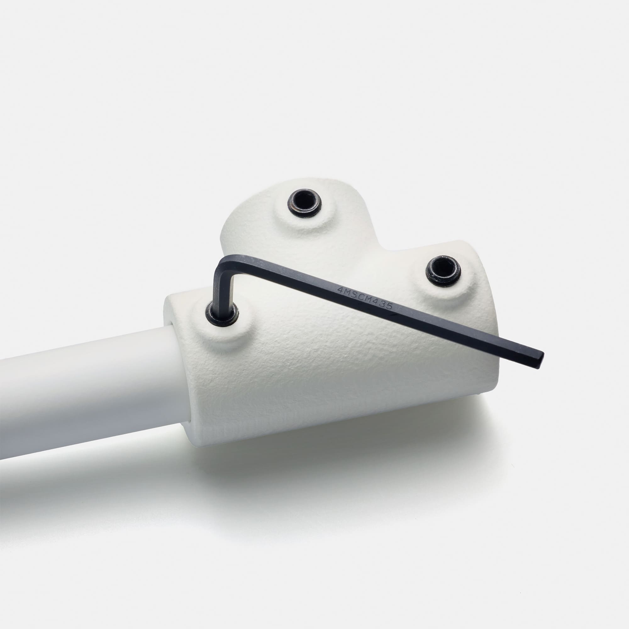 アイアンハンガーパイプ F型-棚下吊セット H100 ホワイト PS-HB008-70-G141 六角ボルトをL型六角レンチで締めてパイプを固定します