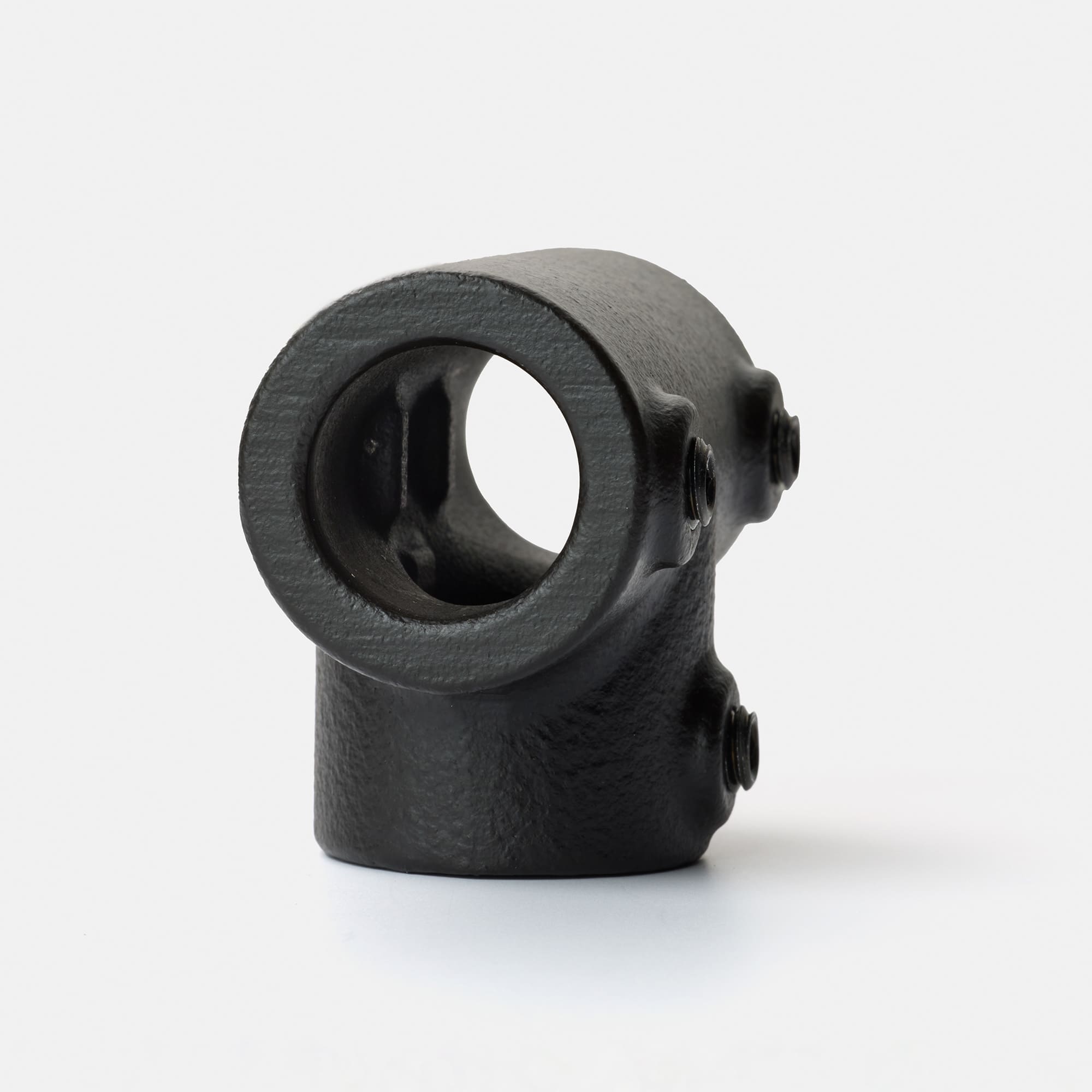 アイアンハンガーパイプ F型-天井吊セット H300 ブラック PS-HB008-71-G141 筒の中にストッパーとなるツノがあるタイプのため、左右からパイプを2本飲み込ませて使うことができます