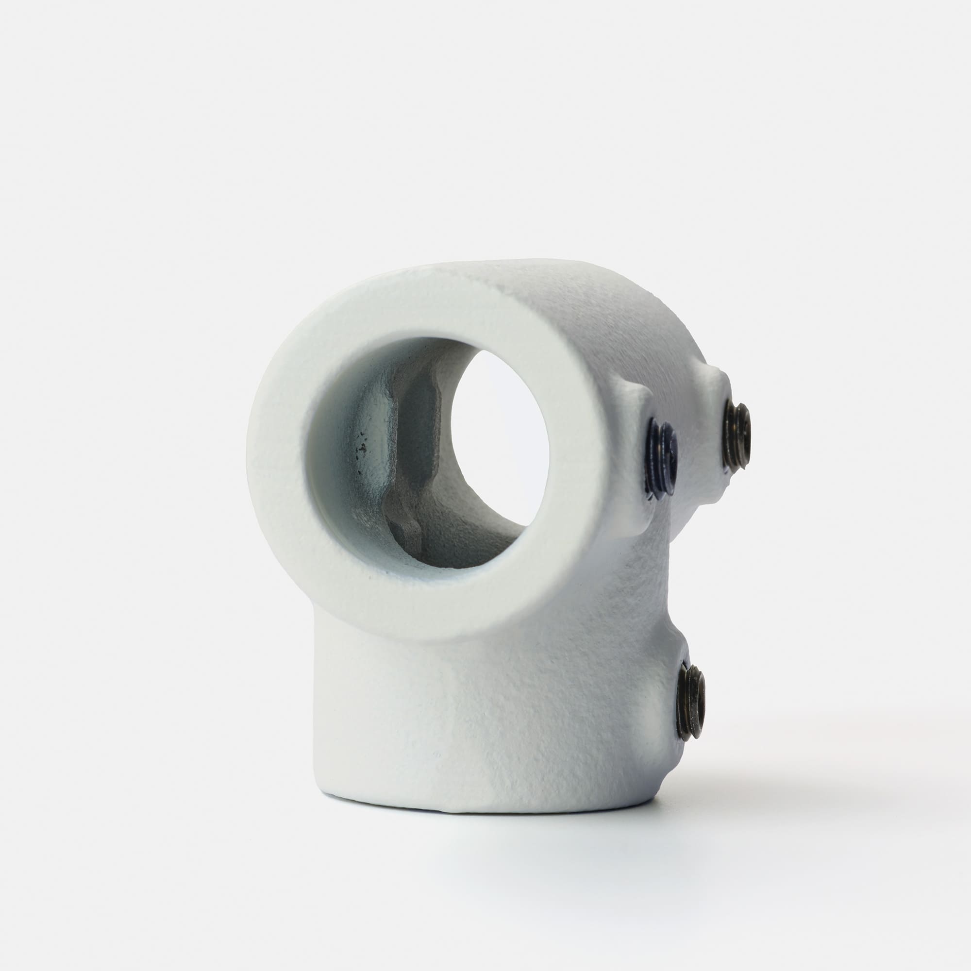 アイアンハンガーパイプ F型-棚下吊セット H100 ホワイト PS-HB008-70-G141 筒の中にストッパーとなるツノがあるタイプのため、左右からパイプを2本飲み込ませて使うことができます